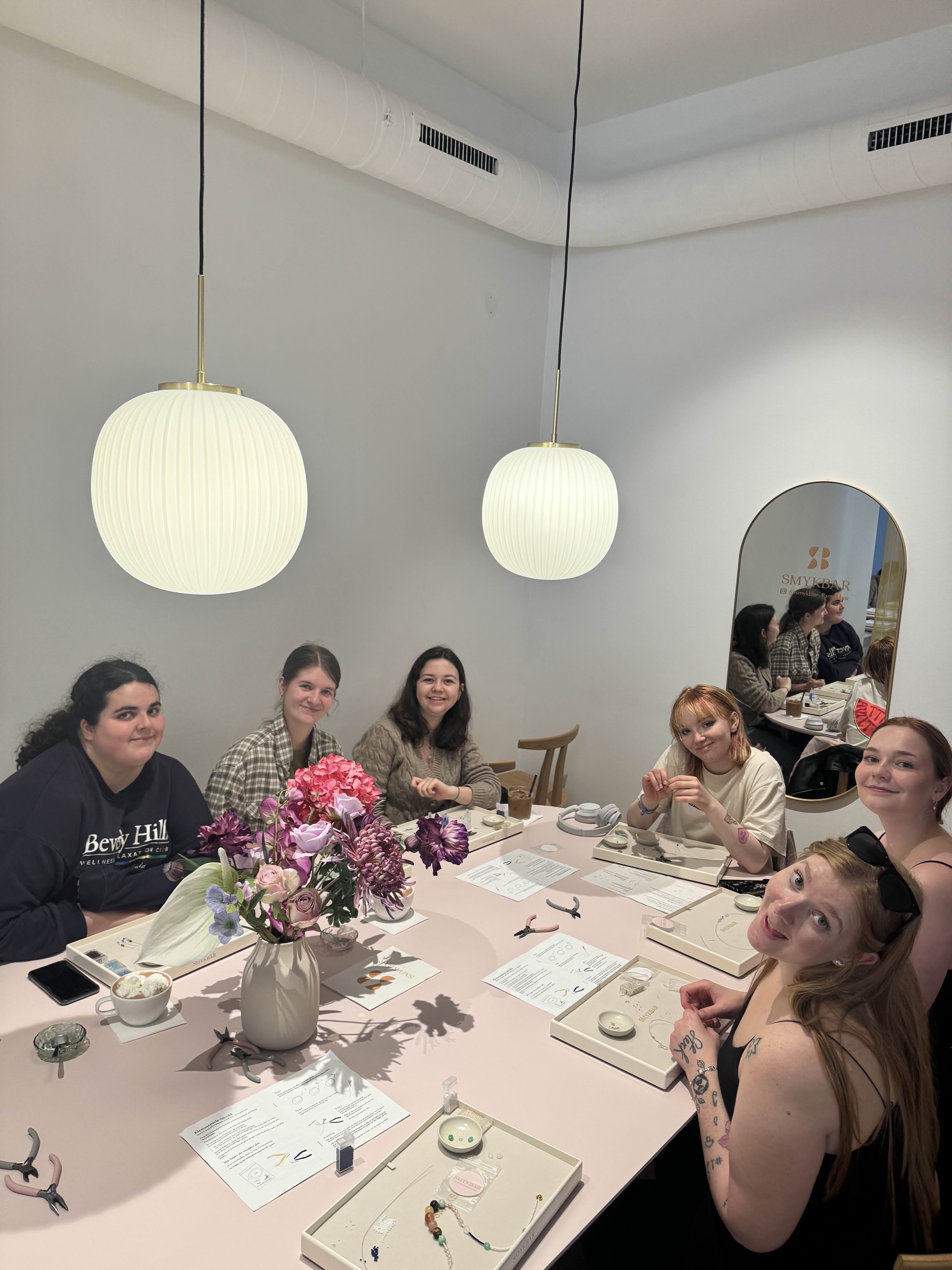 Medlemmer fra MHU Sotra lager smykker.