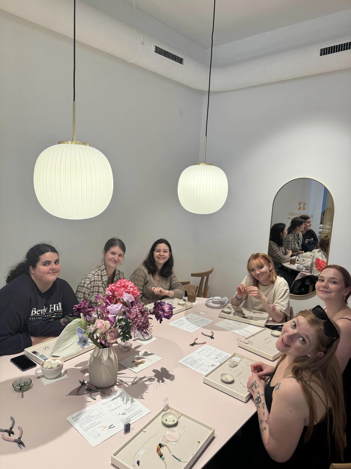 Medlemmer fra MHU Sotra lager smykker.