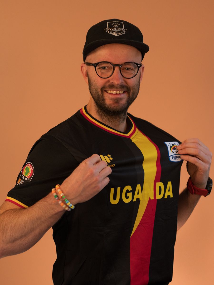Uformelt bilde av Jon der han har på seg en fotballdrakt fra Uganda