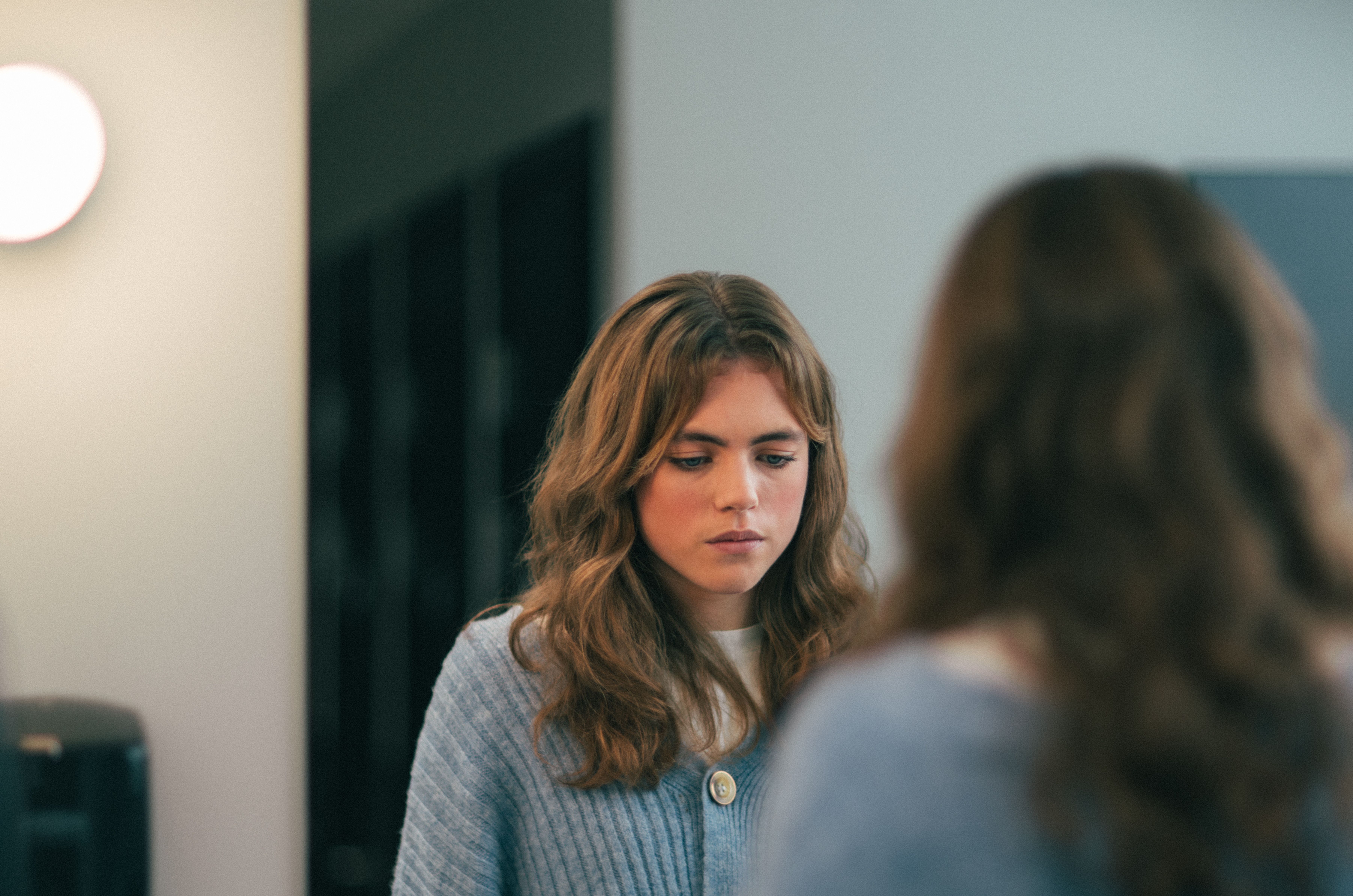 jente som står ved et speil