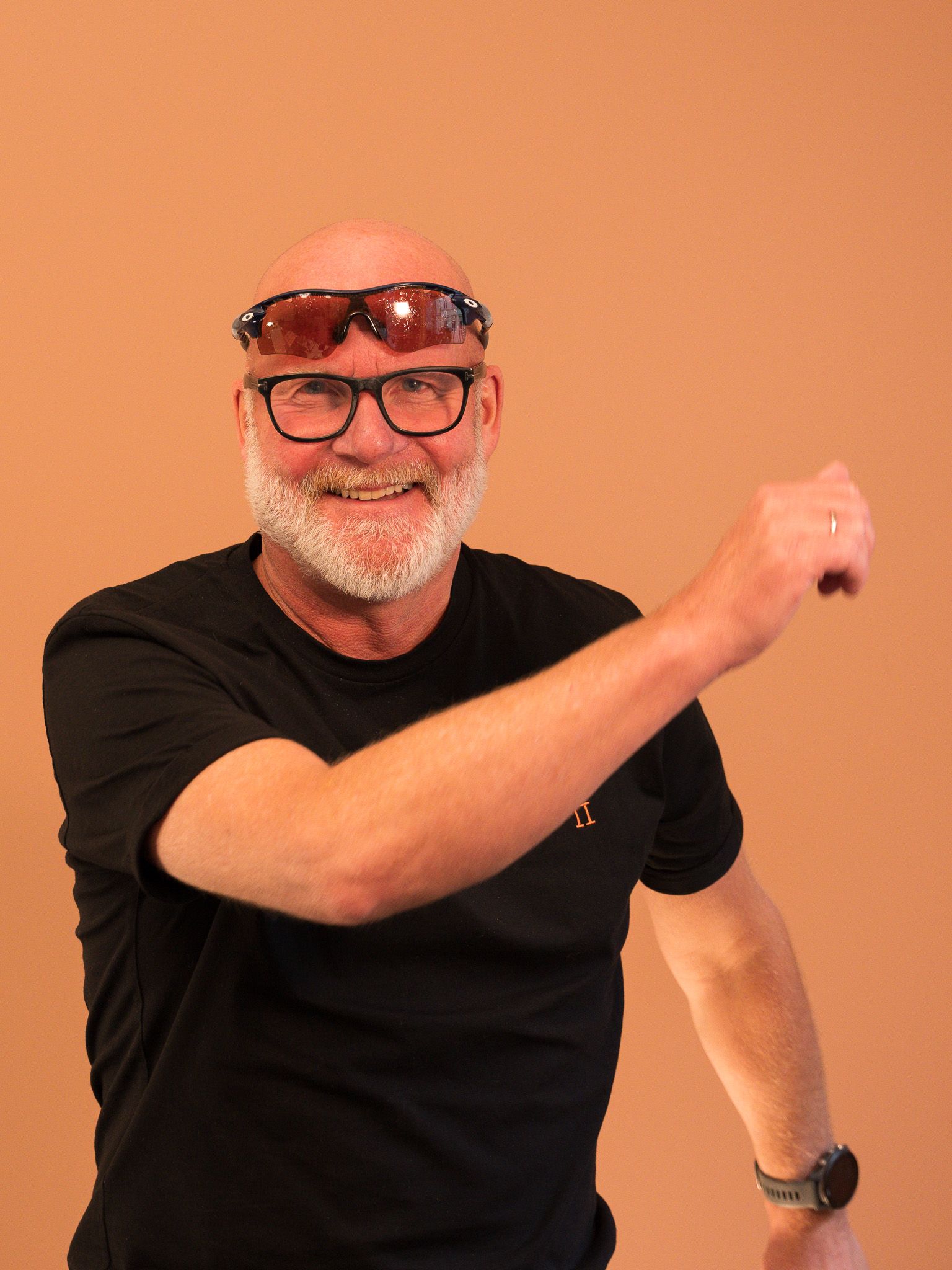 Uformelt bilde av Erik med skibriller i panna