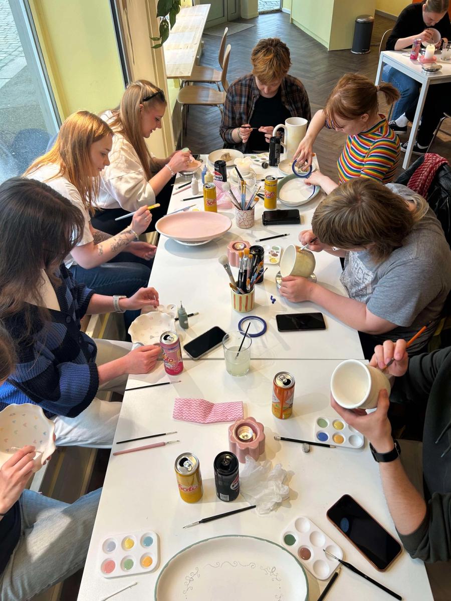 Bilde av medlemmer på hobbyverksted