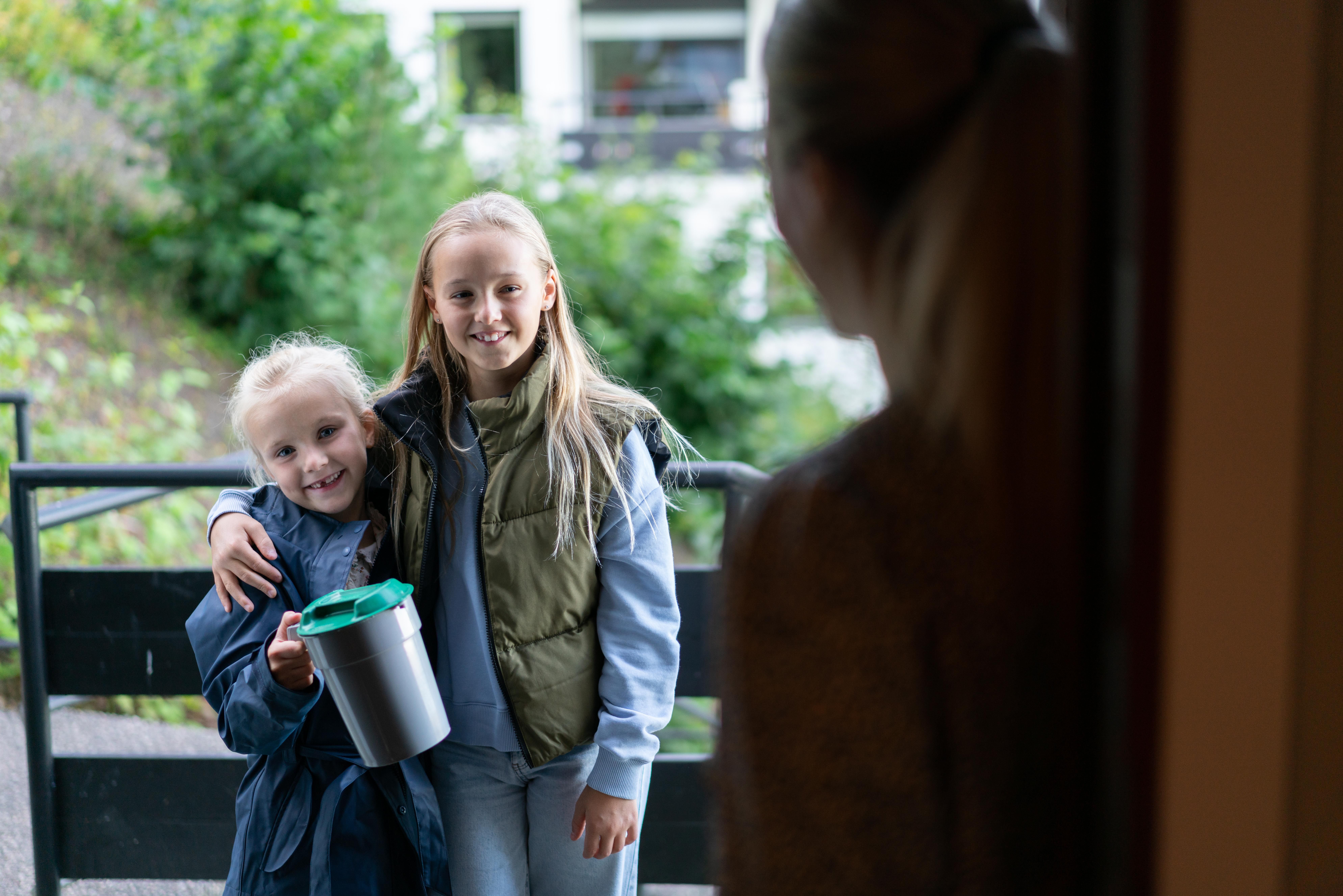 To barn som holder en bøsse fra TV-aksjonen