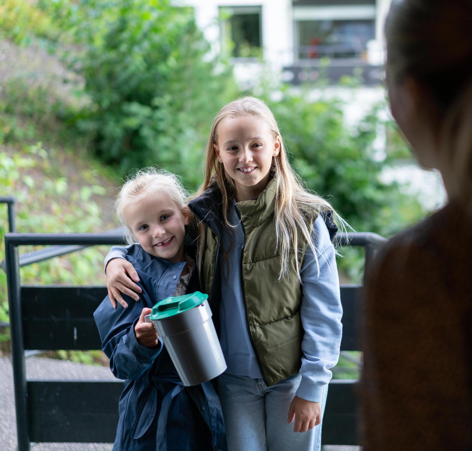 To barn som holder en bøsse fra TV-aksjonen