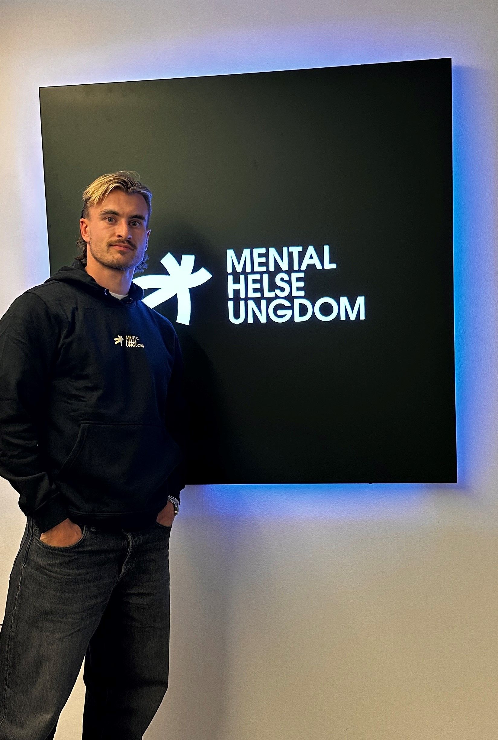 Marcus Mehnert ved MHU-skilt