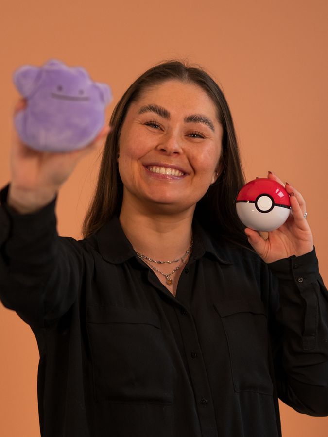 Uformelt bilde av Edda med en pokémon og en pokéball