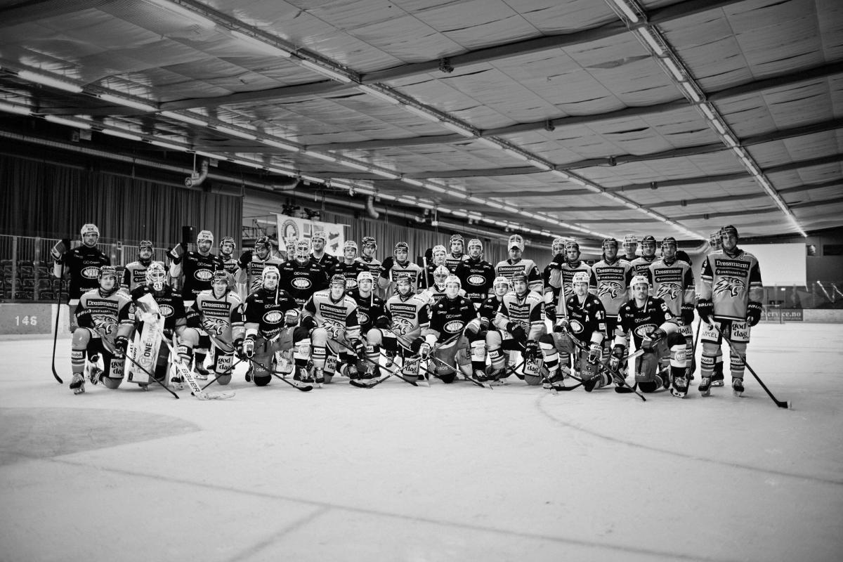 Hockey-spillere som er stilt opp som et lagbilde