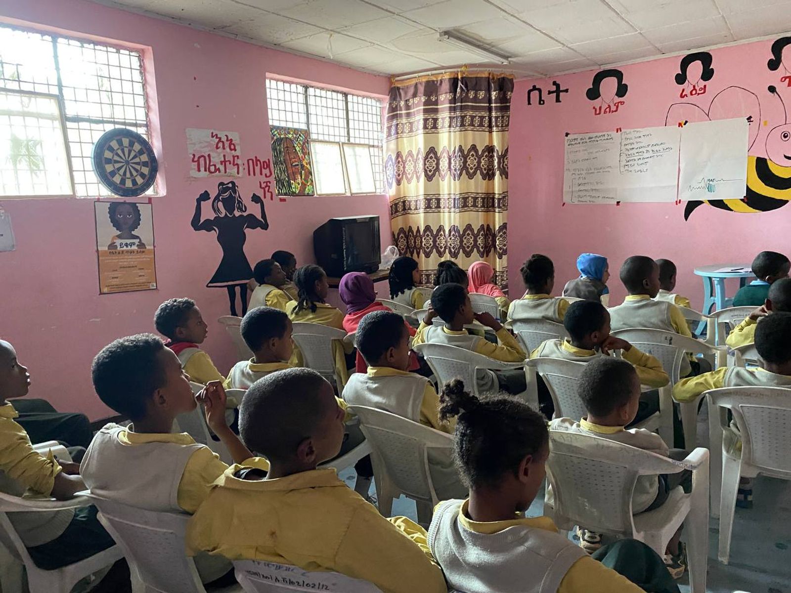 Oversiktsbilde av klasserom med elever i Etiopia