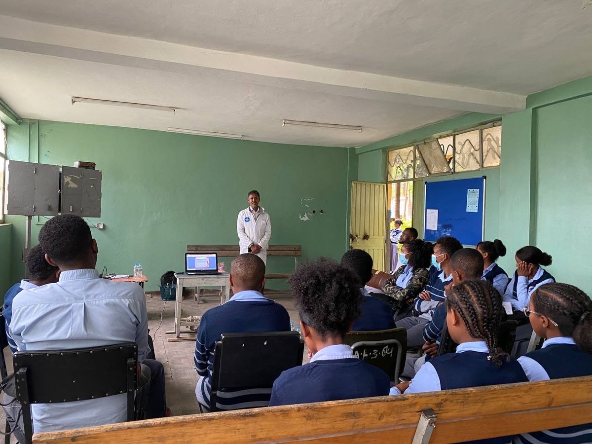 Oversiktsbilde av klasserom med studenter som får opplæring