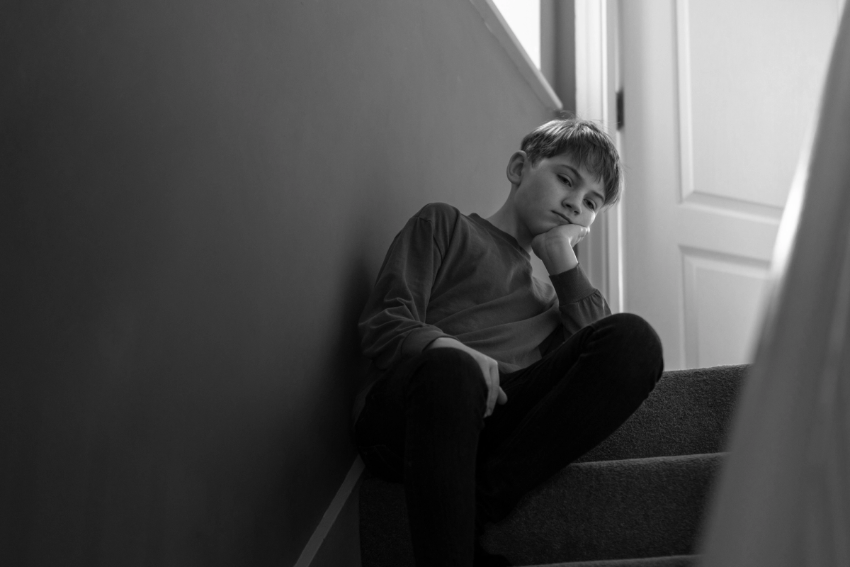 tom stol i mørkt rom