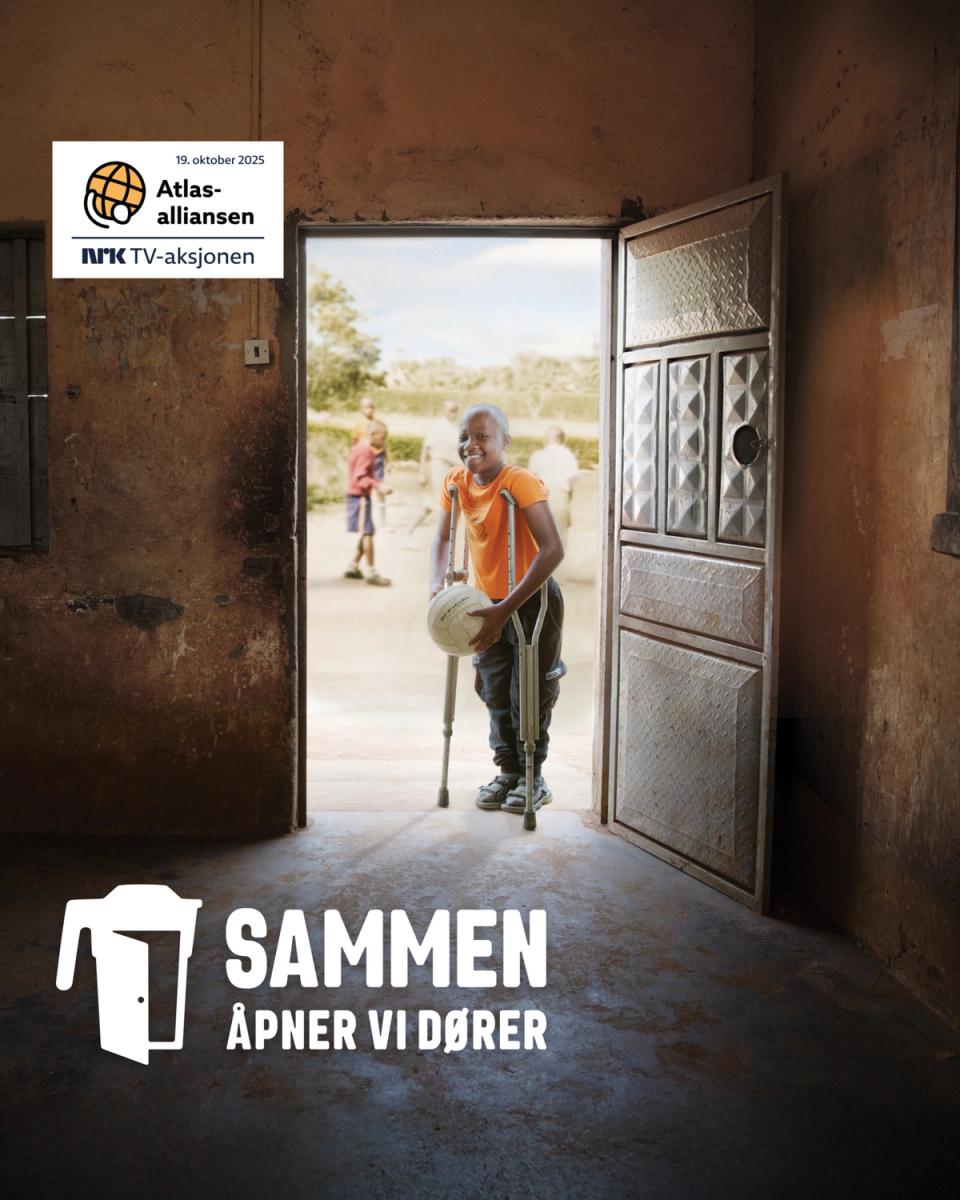 Person med krykker og ball i døråpning og TV-aksjonens logo