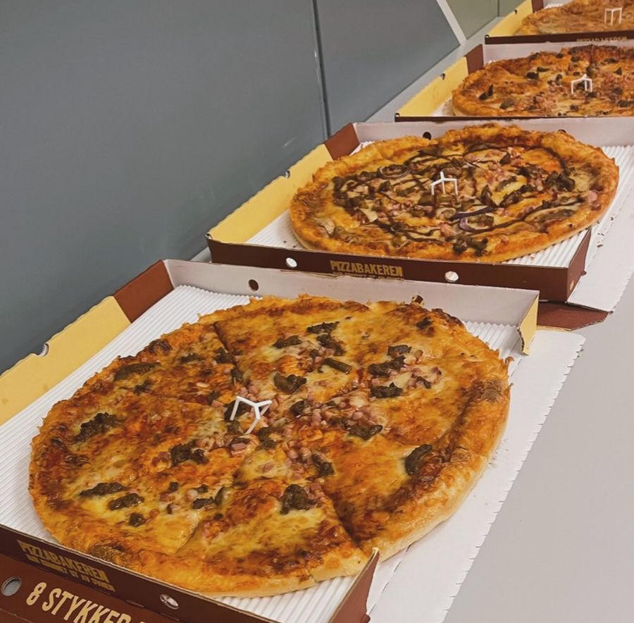 Pizza - lokallaget serverer mat på aktivitetene sine
