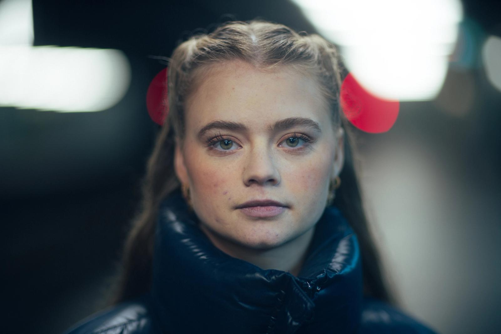 Illustrasjonsfoto av ung jente som ser bestemt i kamera