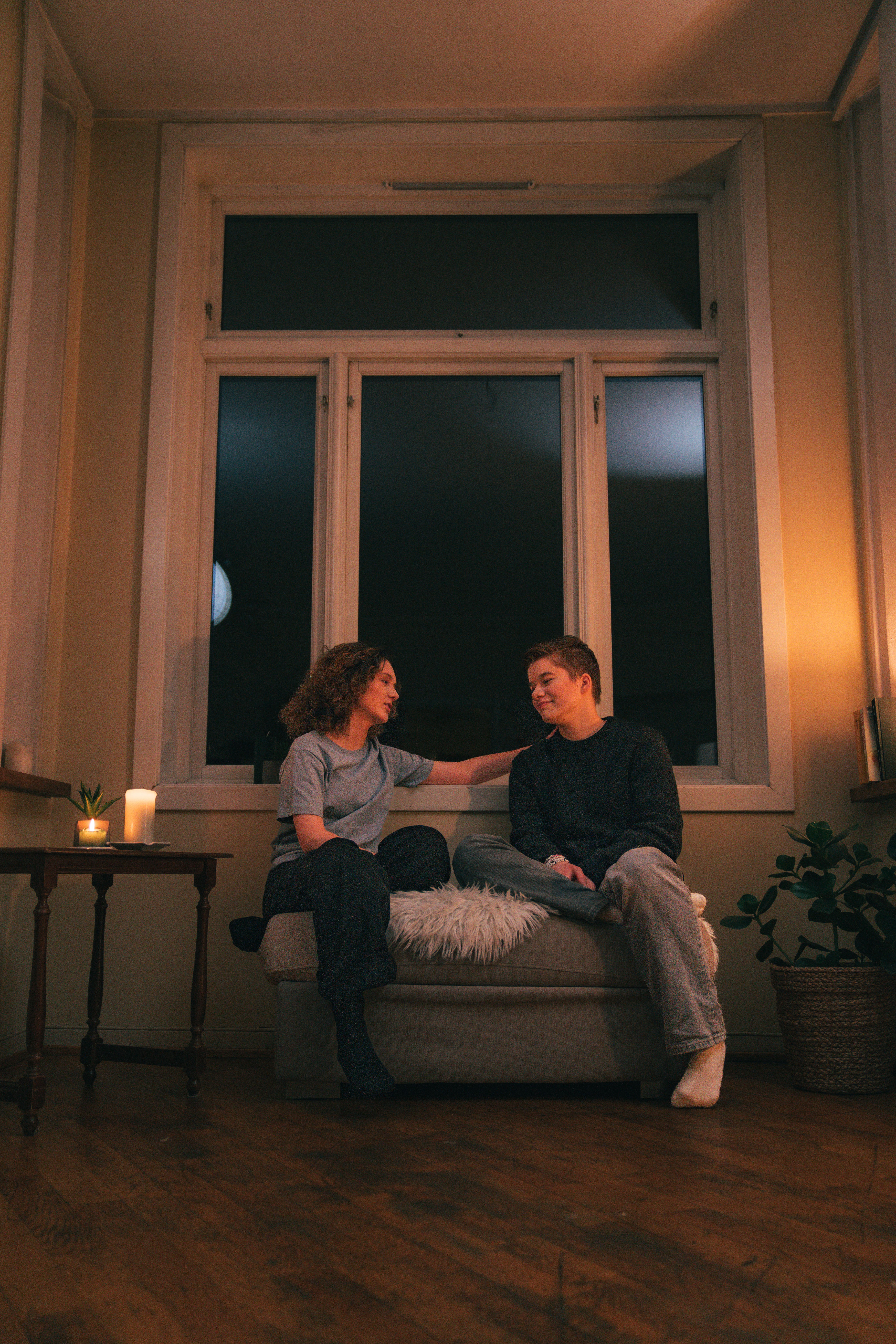 Venner prater i sofa