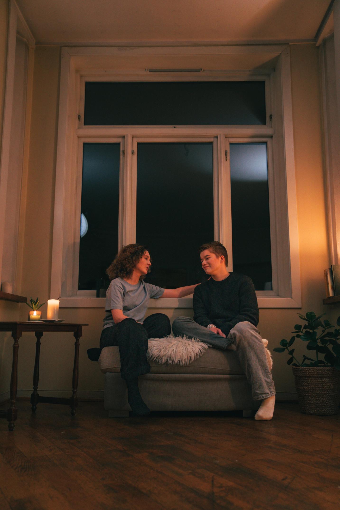 Venner prater i sofa