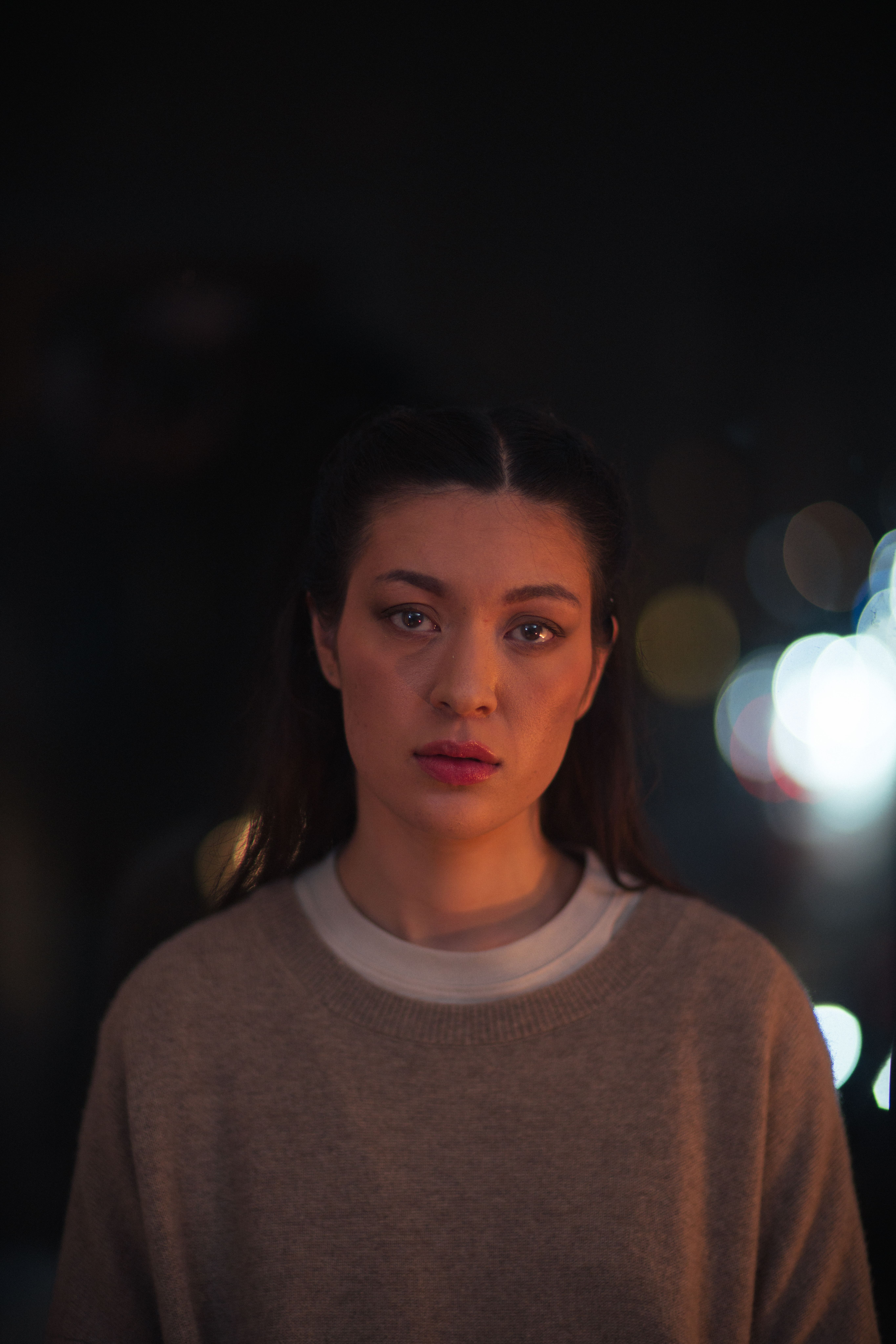 kvinne som ser i kameraet