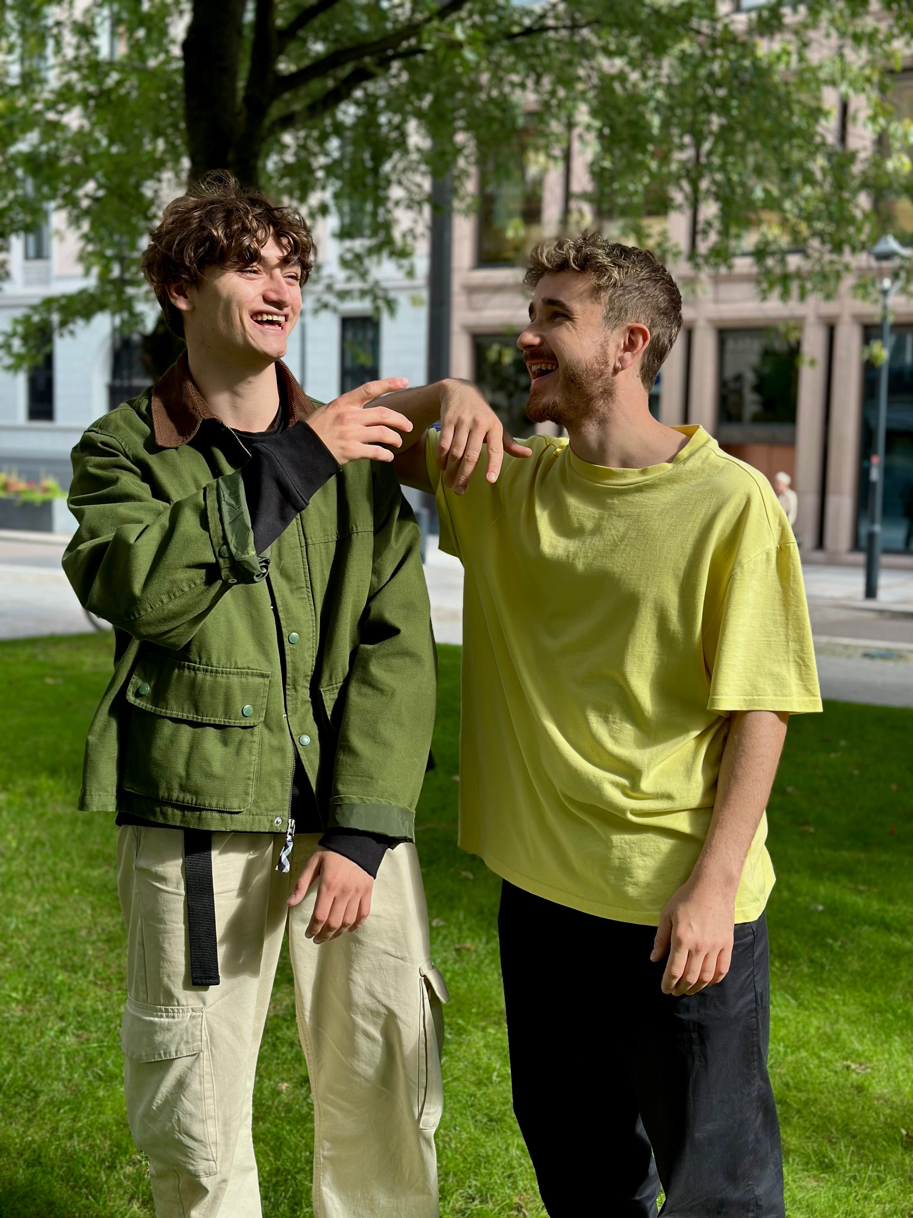 Bilde av Lukas og Lars-Erik smilende i en park