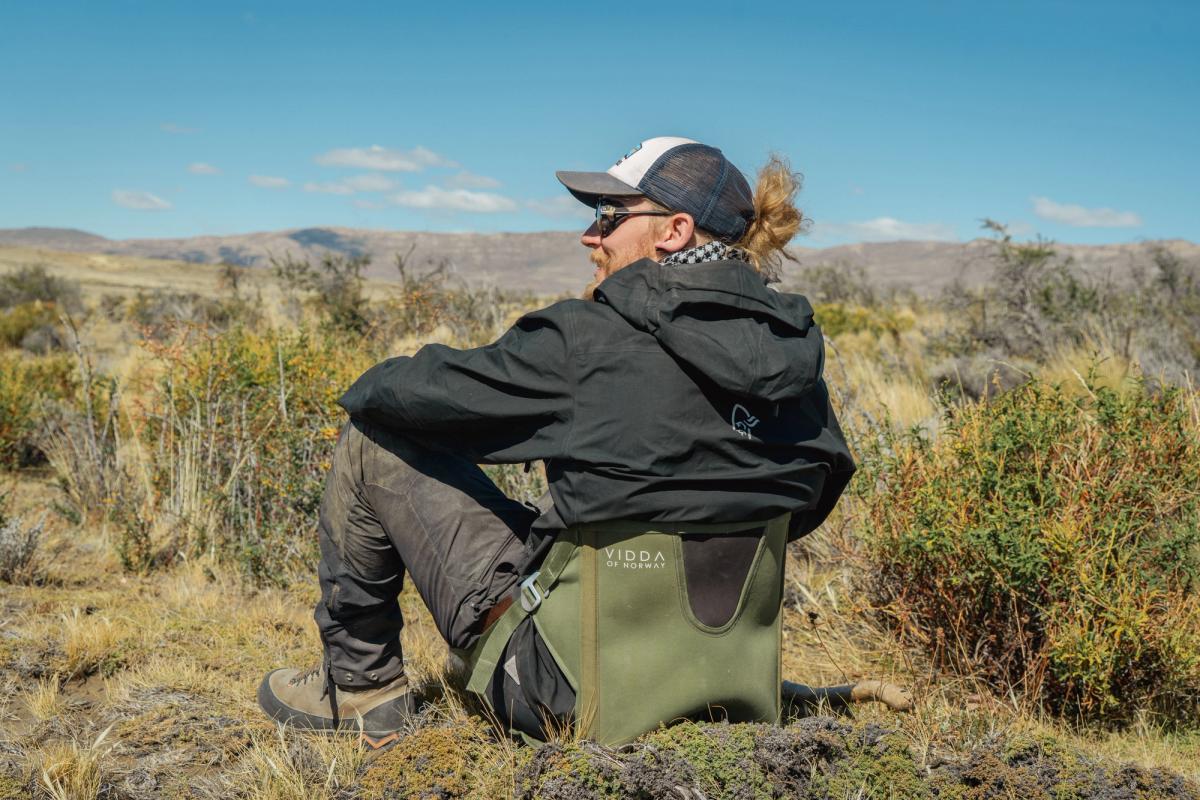 Fredrik som sitter på en turstol og ser utover vidda