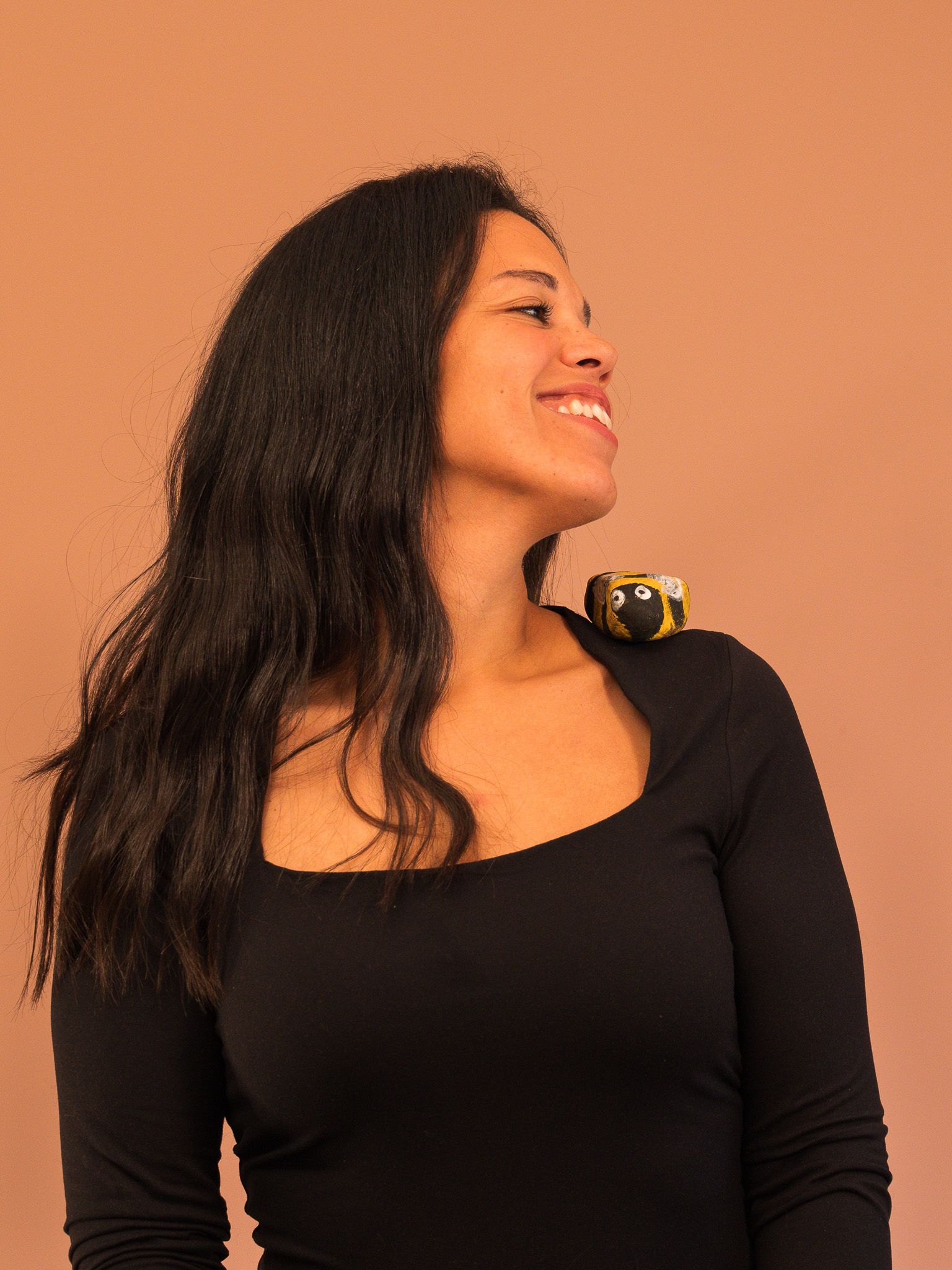 Uformelt bilde av Aida med en bie på skulderen