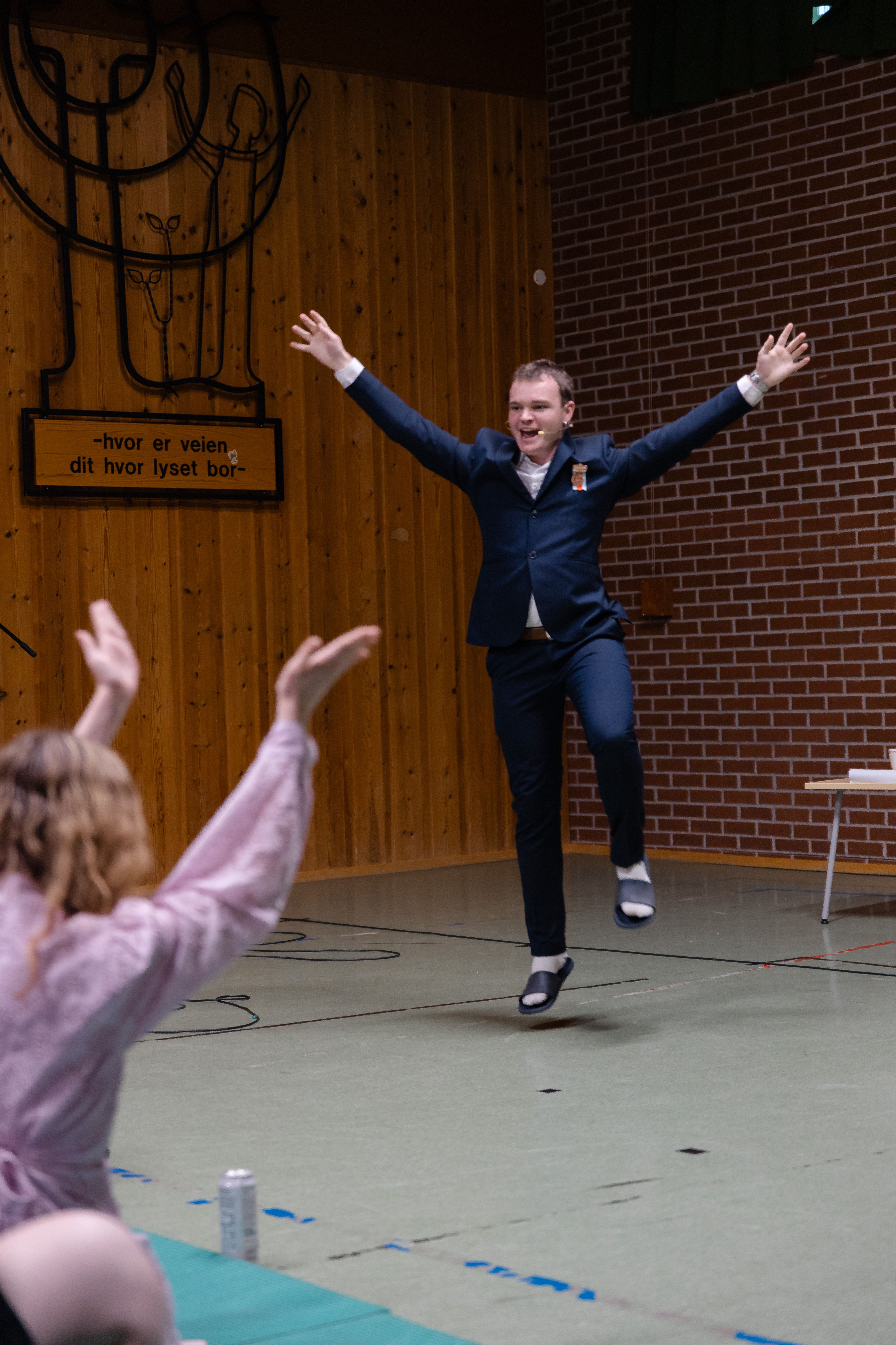 Person som hopper i en gymsal