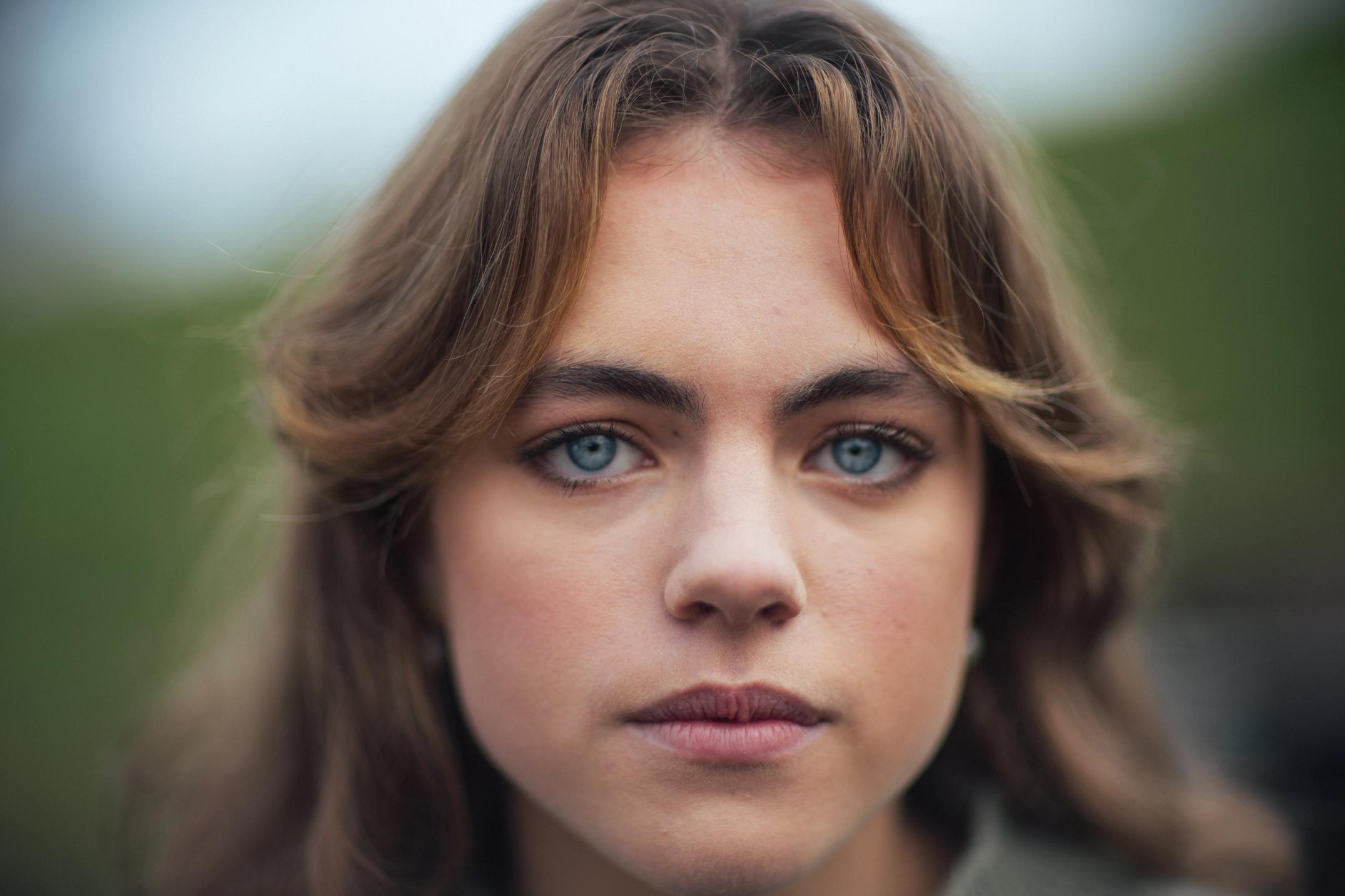 Jente som ser i kamera