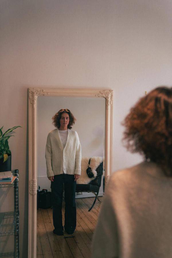 Jente ser seg selv i speilet