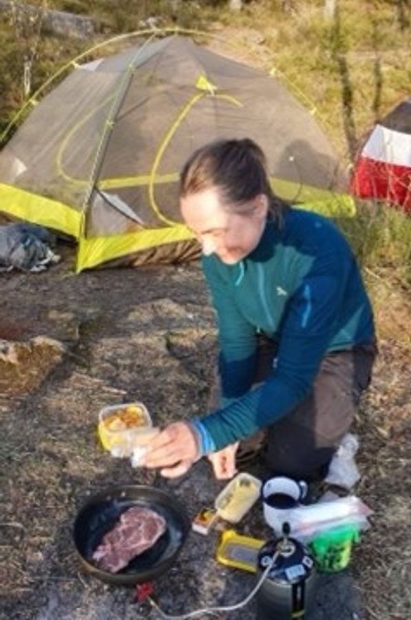 Verkstedleder friluft, Vivi Hatlem, som lager mat på primus