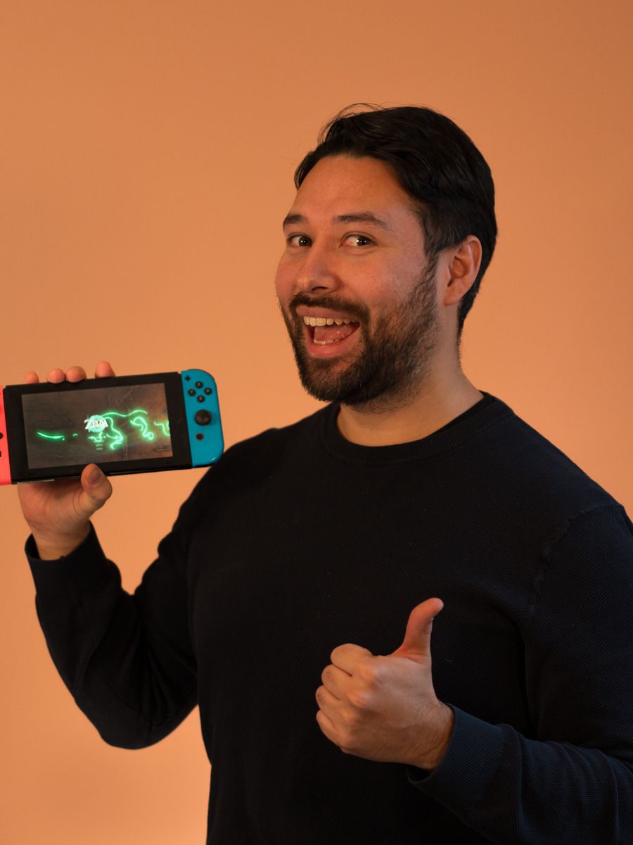 Uformelt bilde av Thomas med Nintendo Switch og tommel opp