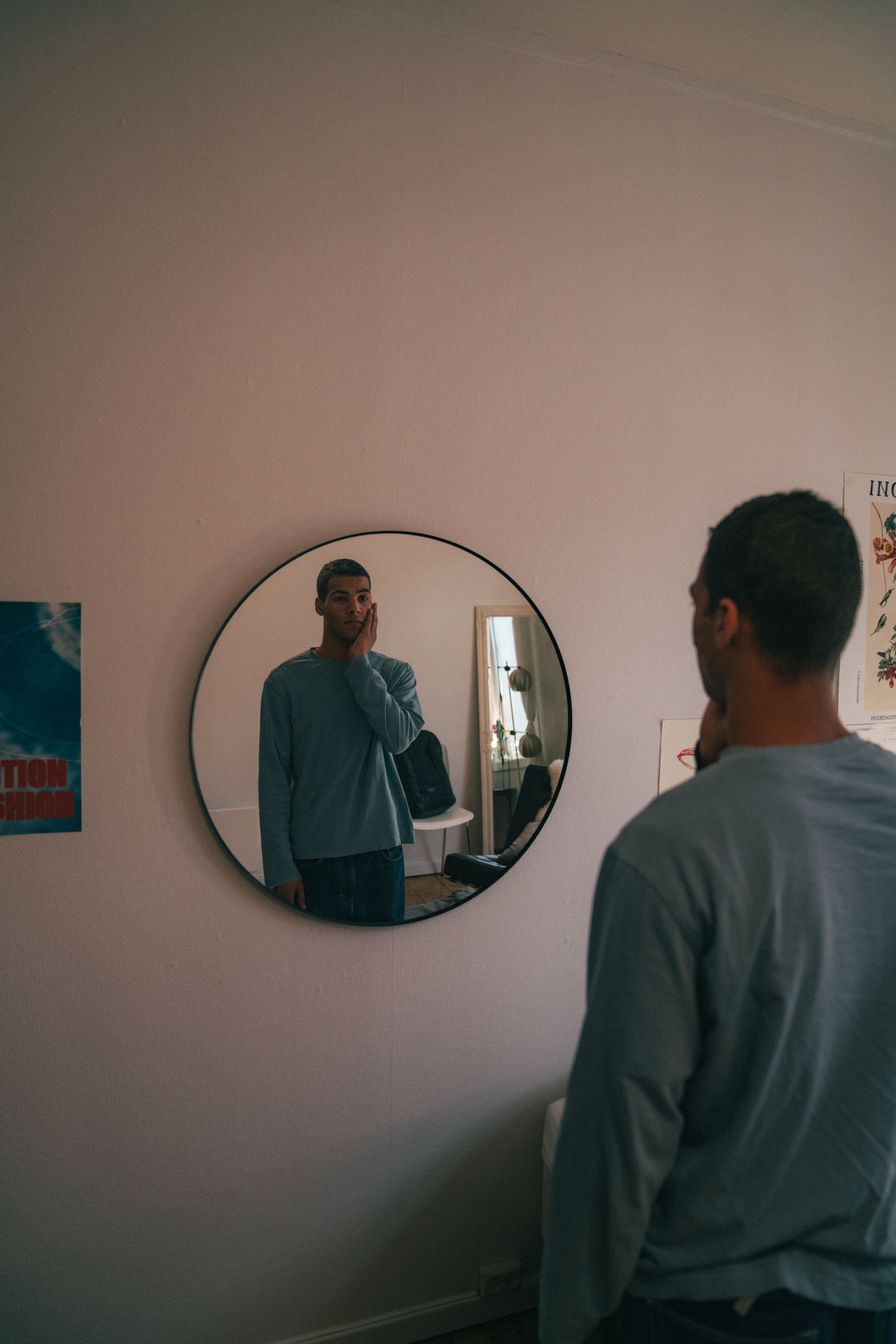 Ung mann ser på seg selv i speilet