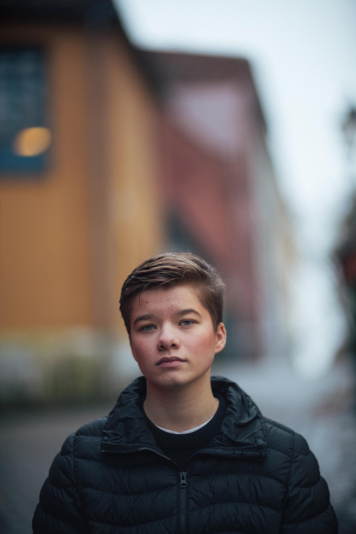 Ung gutt ser rett i kamera