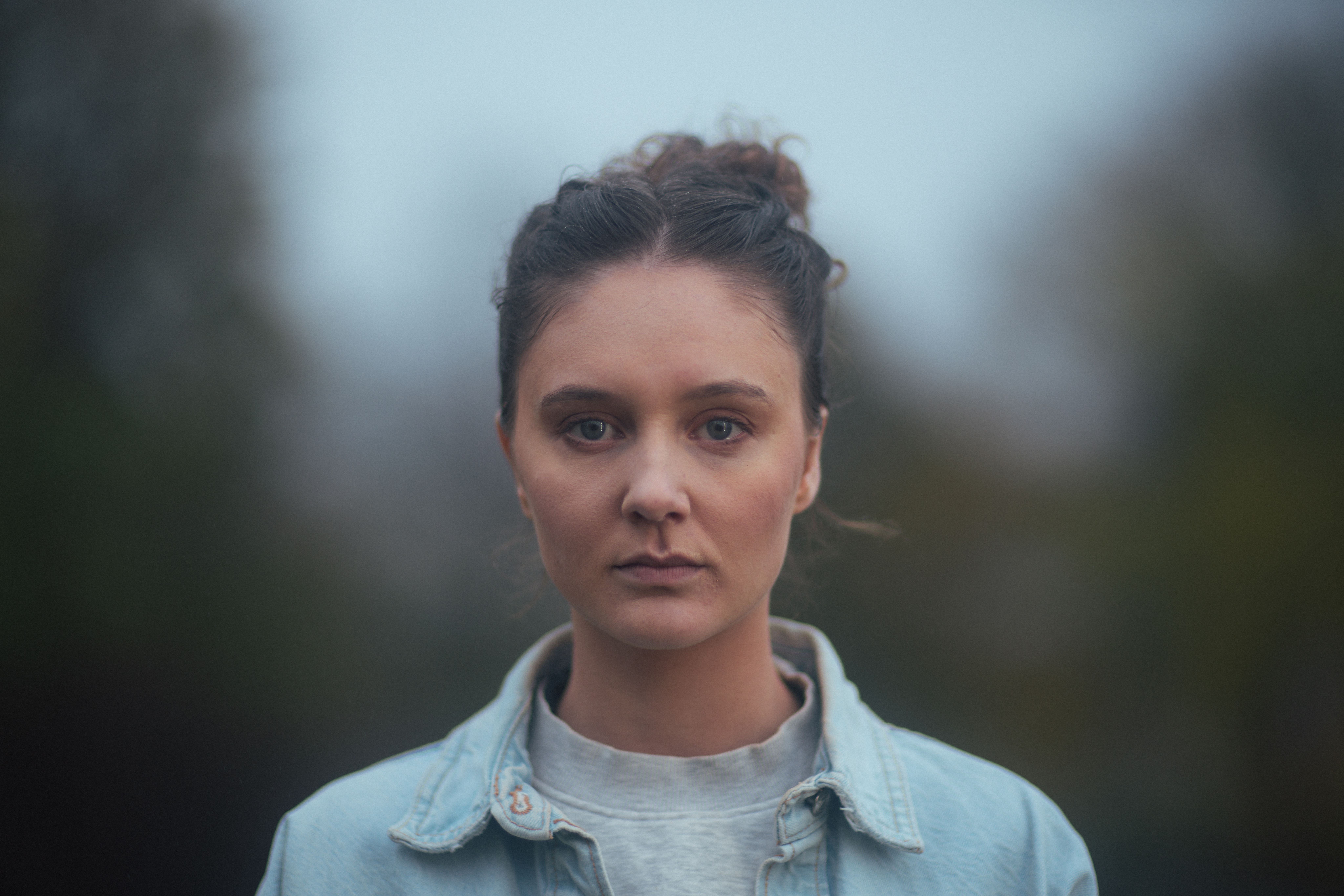 Ung jente som ser tomt ut i luften