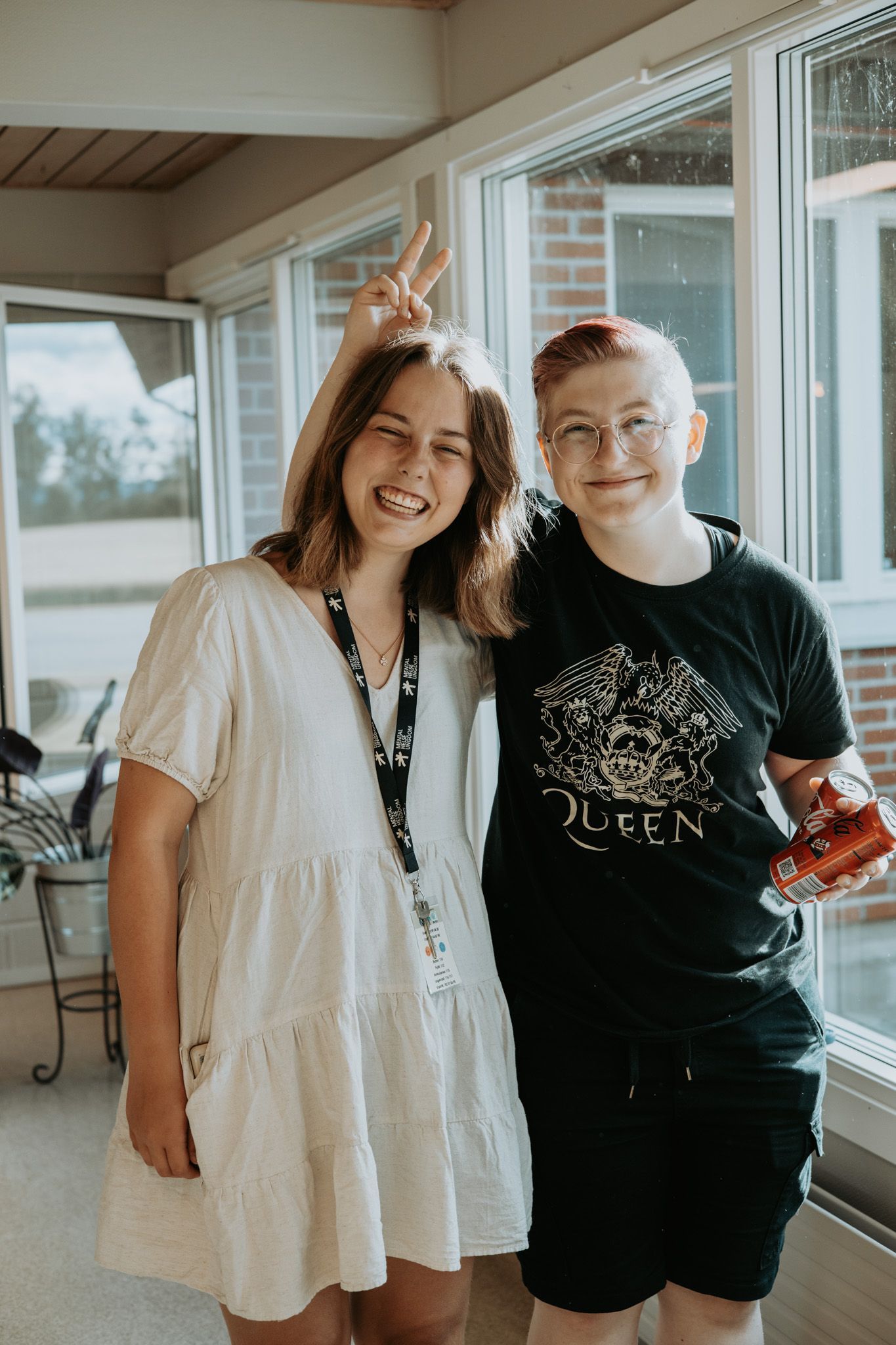 To personer som smiler og ser i kamera