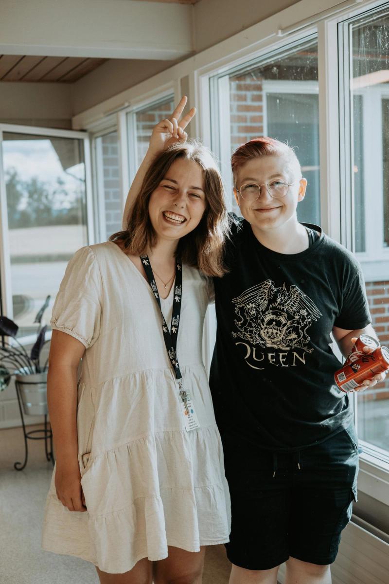 To personer som smiler og ser i kamera