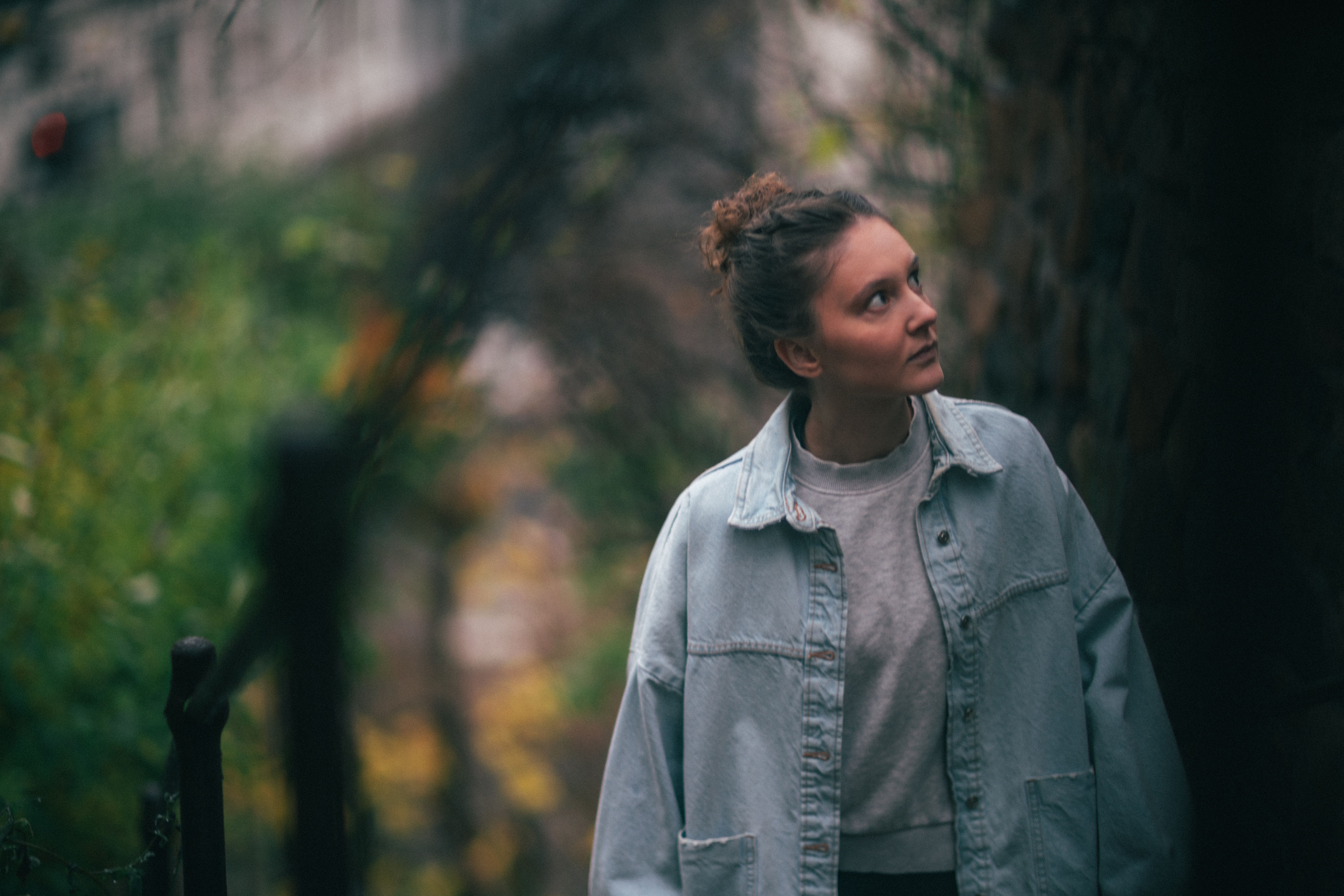 Ung kvinne i klasserom ser ut i luften