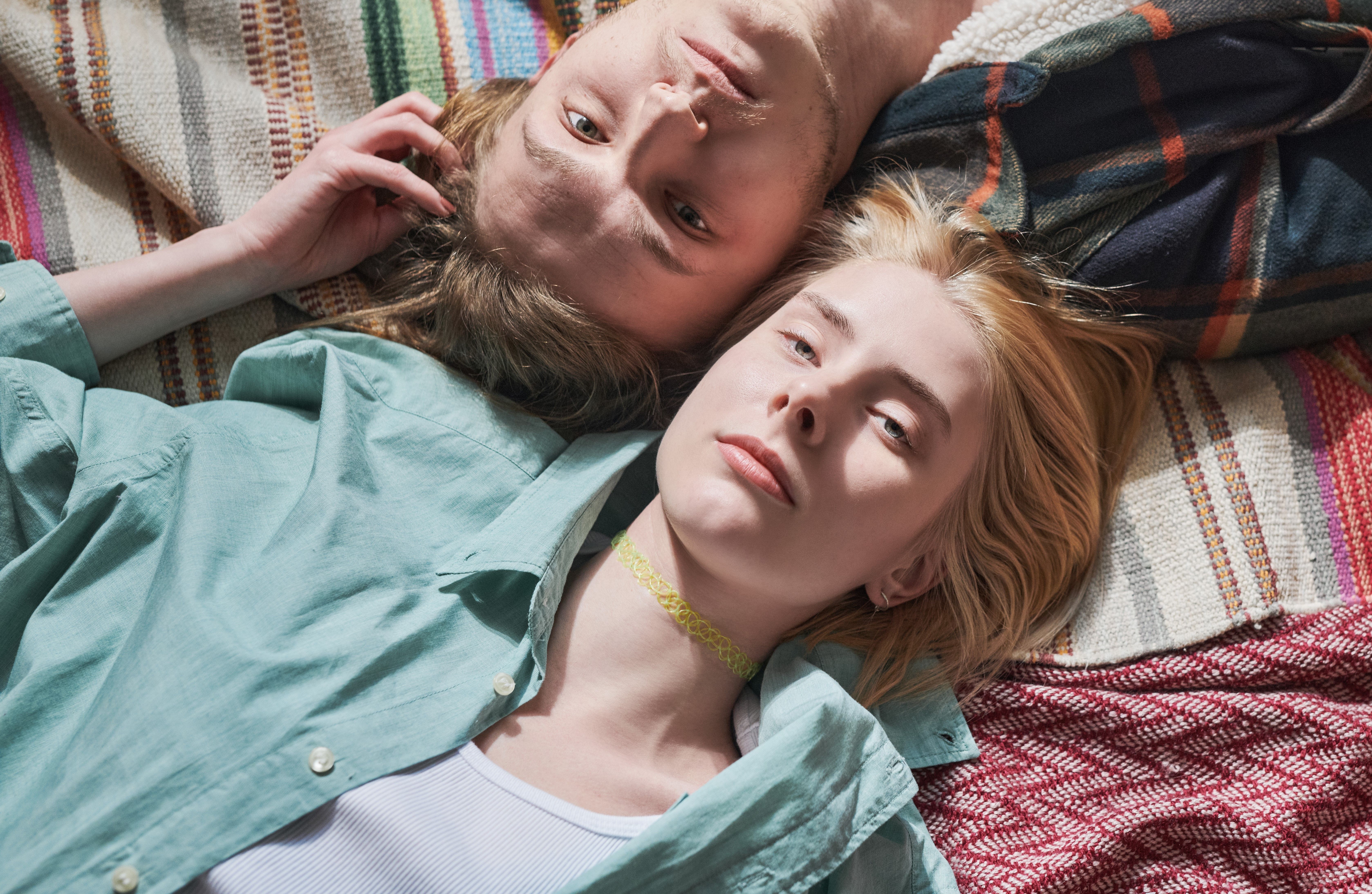 Gutt og jente ser inn i kamera