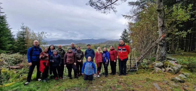 Deltakere fra høstturen smiler til kamera