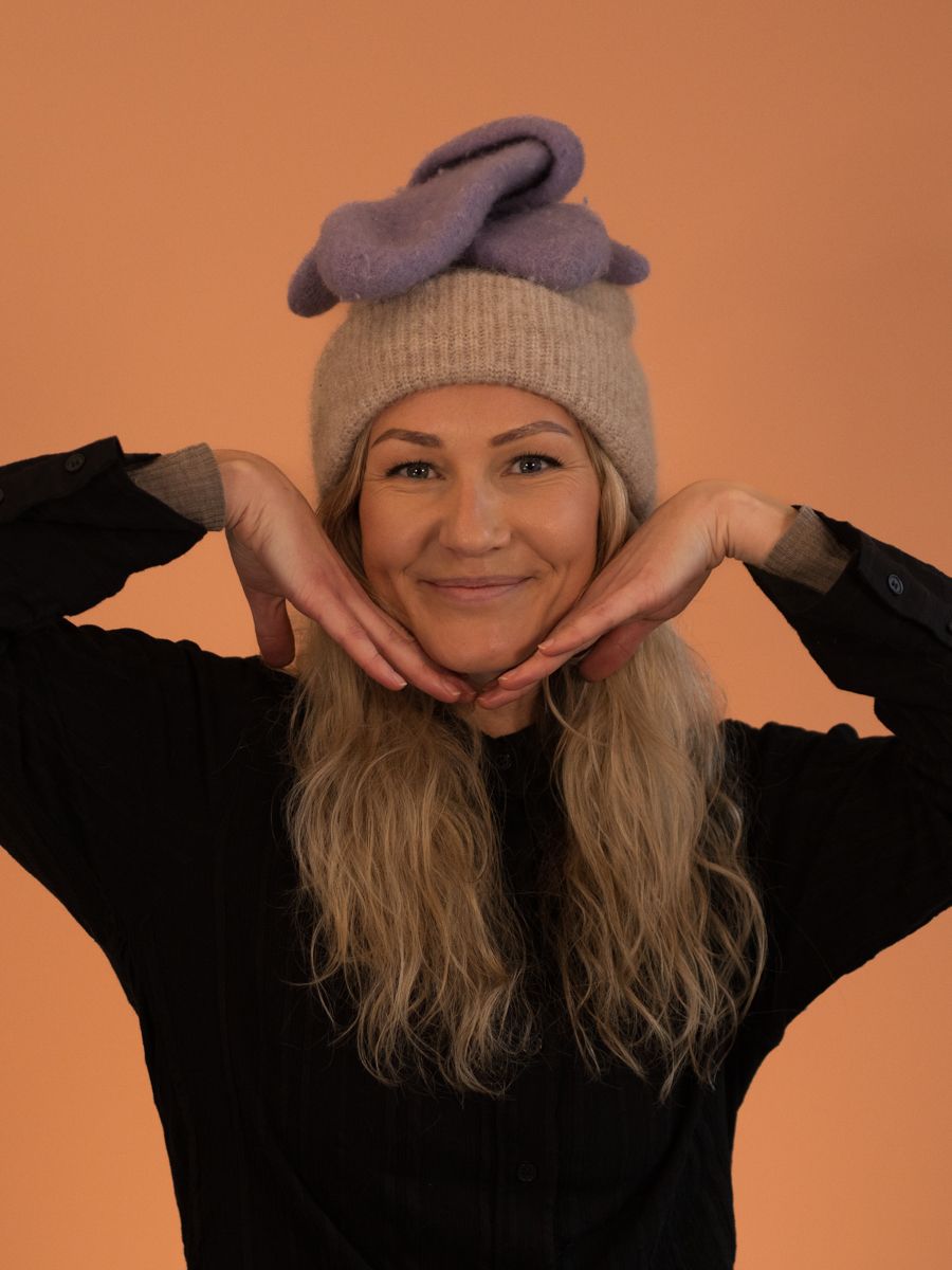 Uformelt bilde av Cornelia med lue og votter på hode