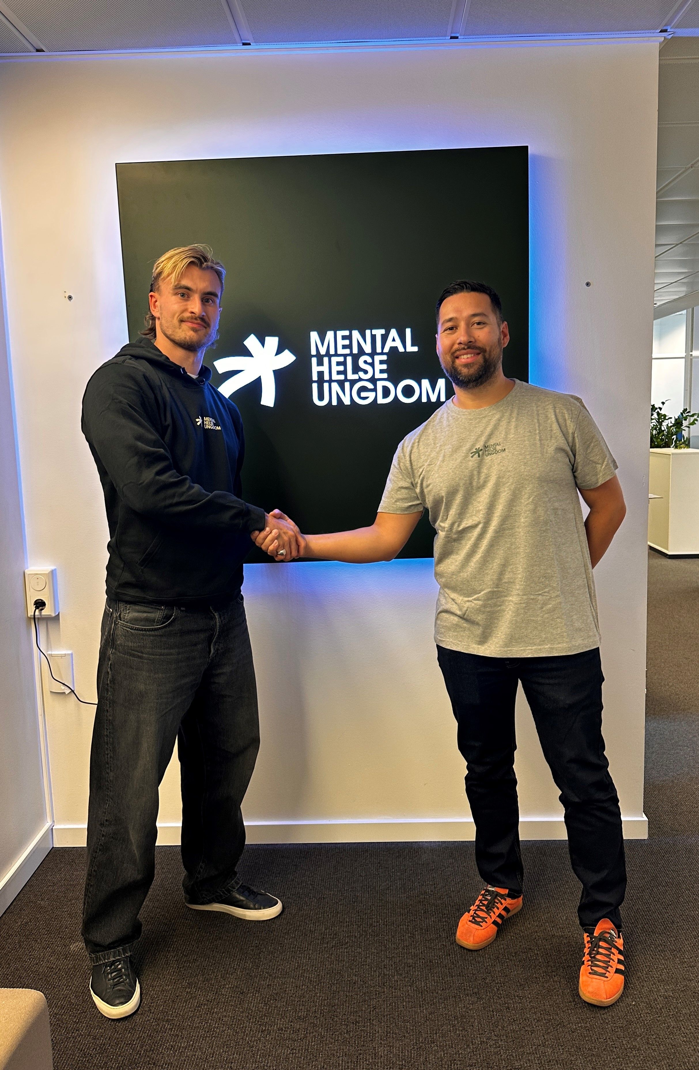 Marcus Mehnert og Kalle "handshaker" foran MHU-skilt