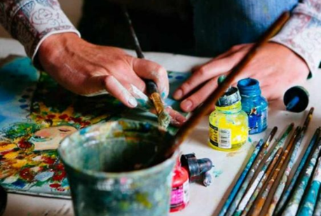 Hender som holder på å male