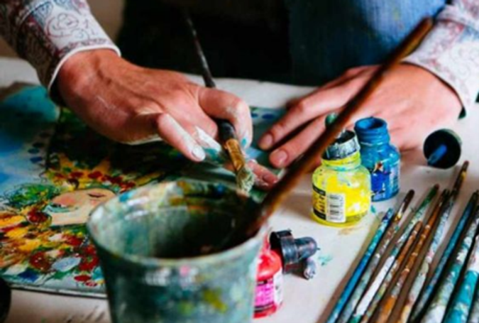 Hender som holder på å male