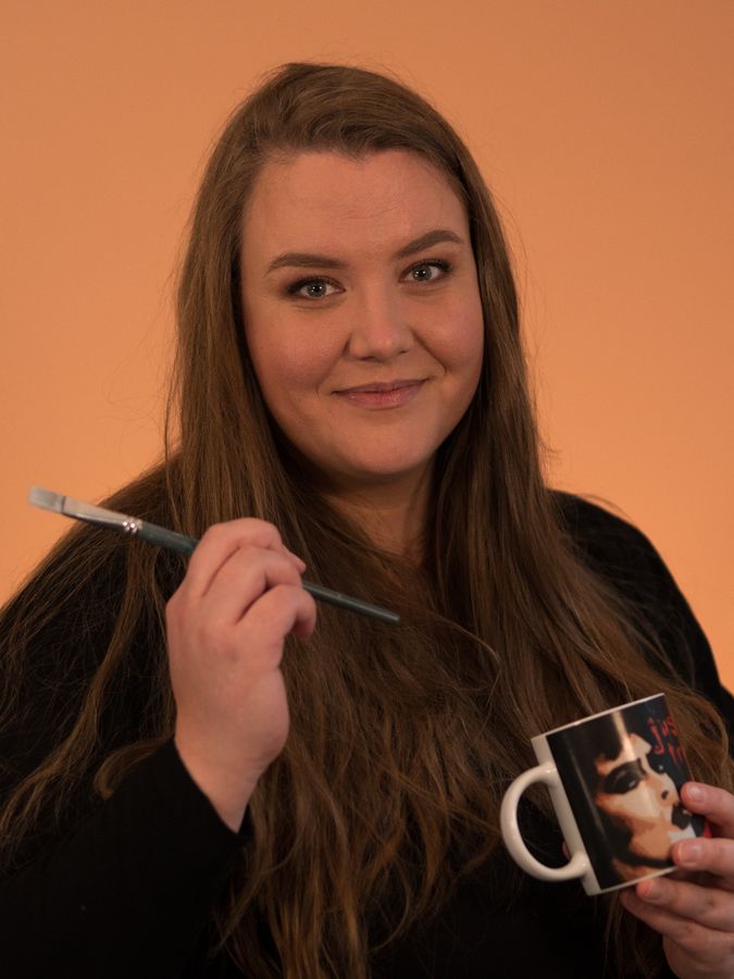 Uformelt bilde av Silje med malebørste og en kopp