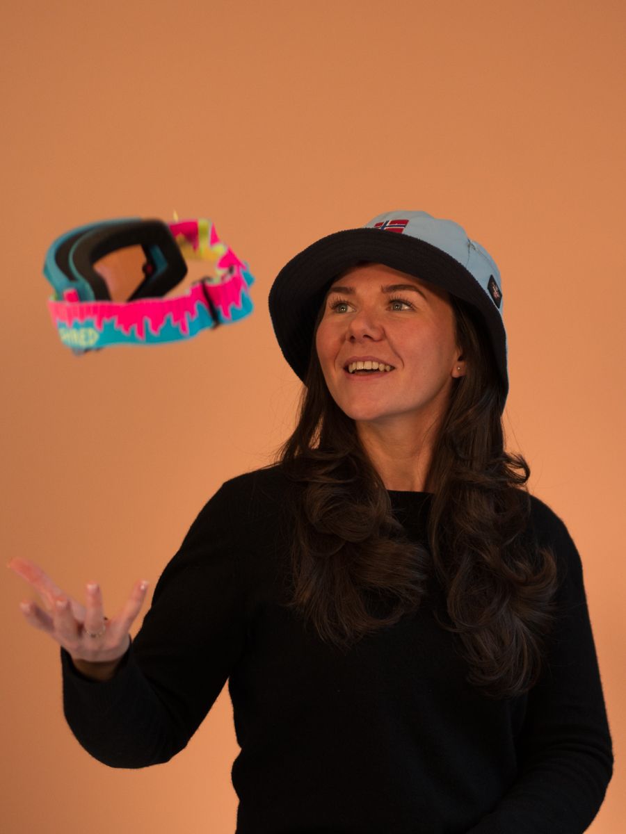 Uformelt bilde av Sandra hvor hun kaster skibriller opp i luften