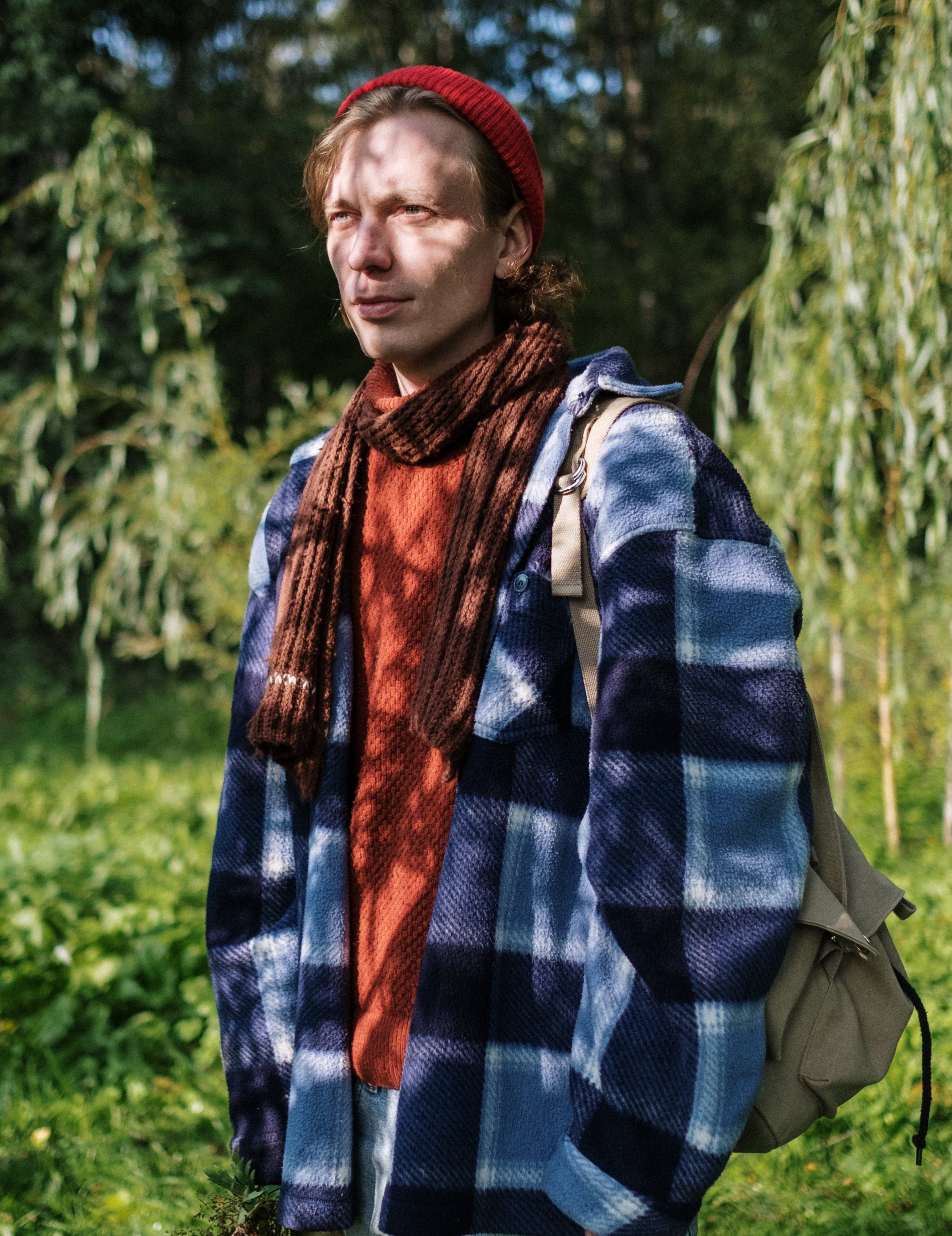 Ung mann med sol i fjeset skuer fremfor seg