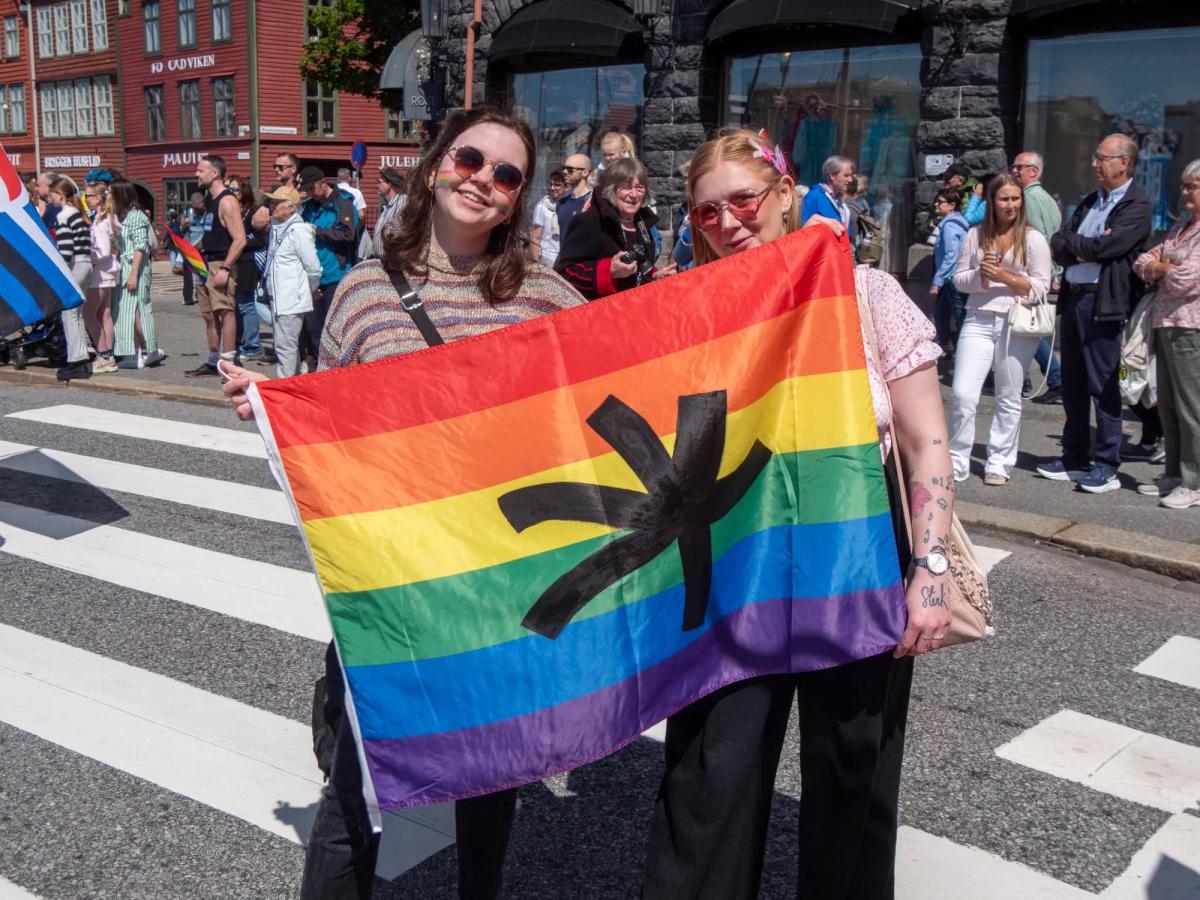 Medlemmer markerer Pride