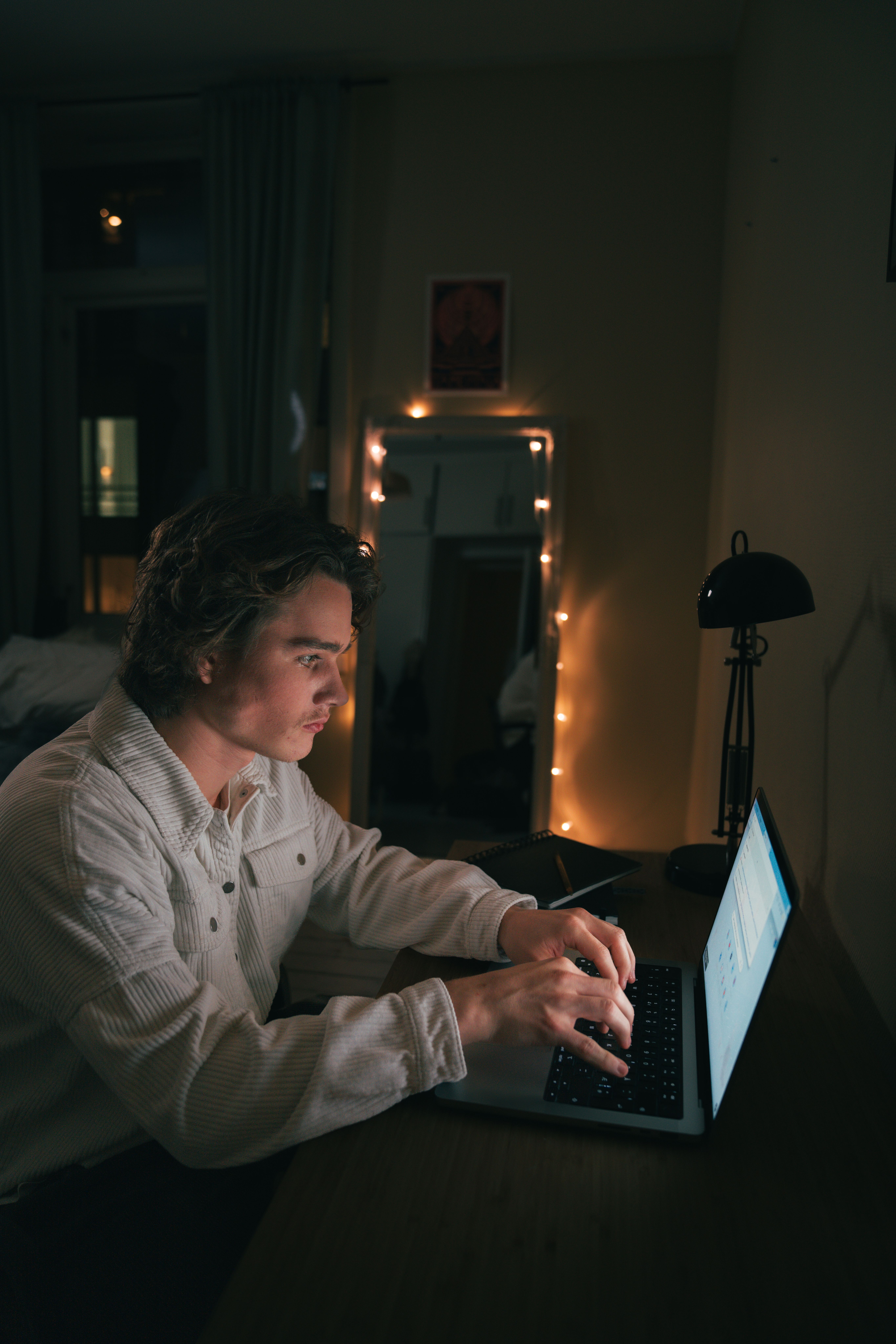 Gutt sitter og ser på pc-en sin