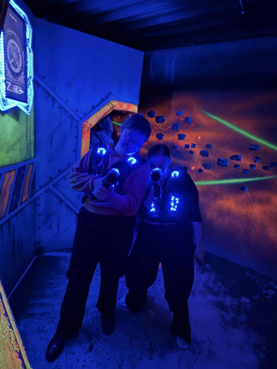 Medlemmer fra MHU Sotra spiller lazertag.