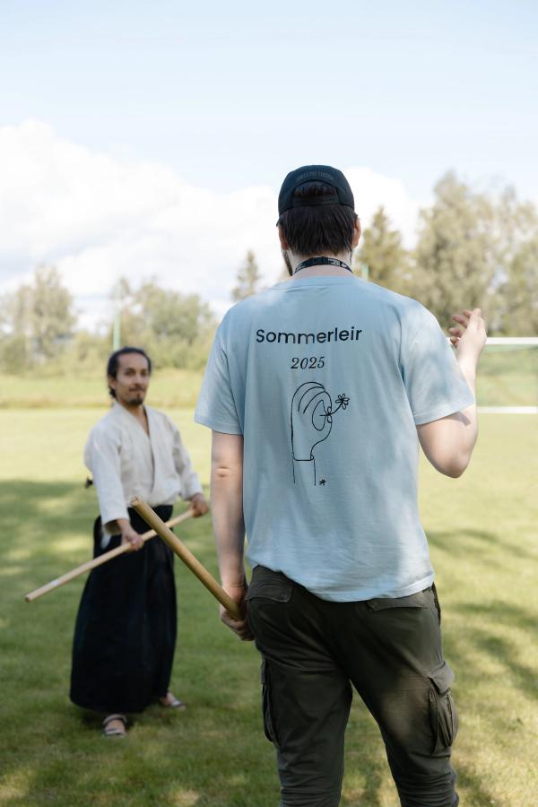 Aikido-deltakere ute på gresset