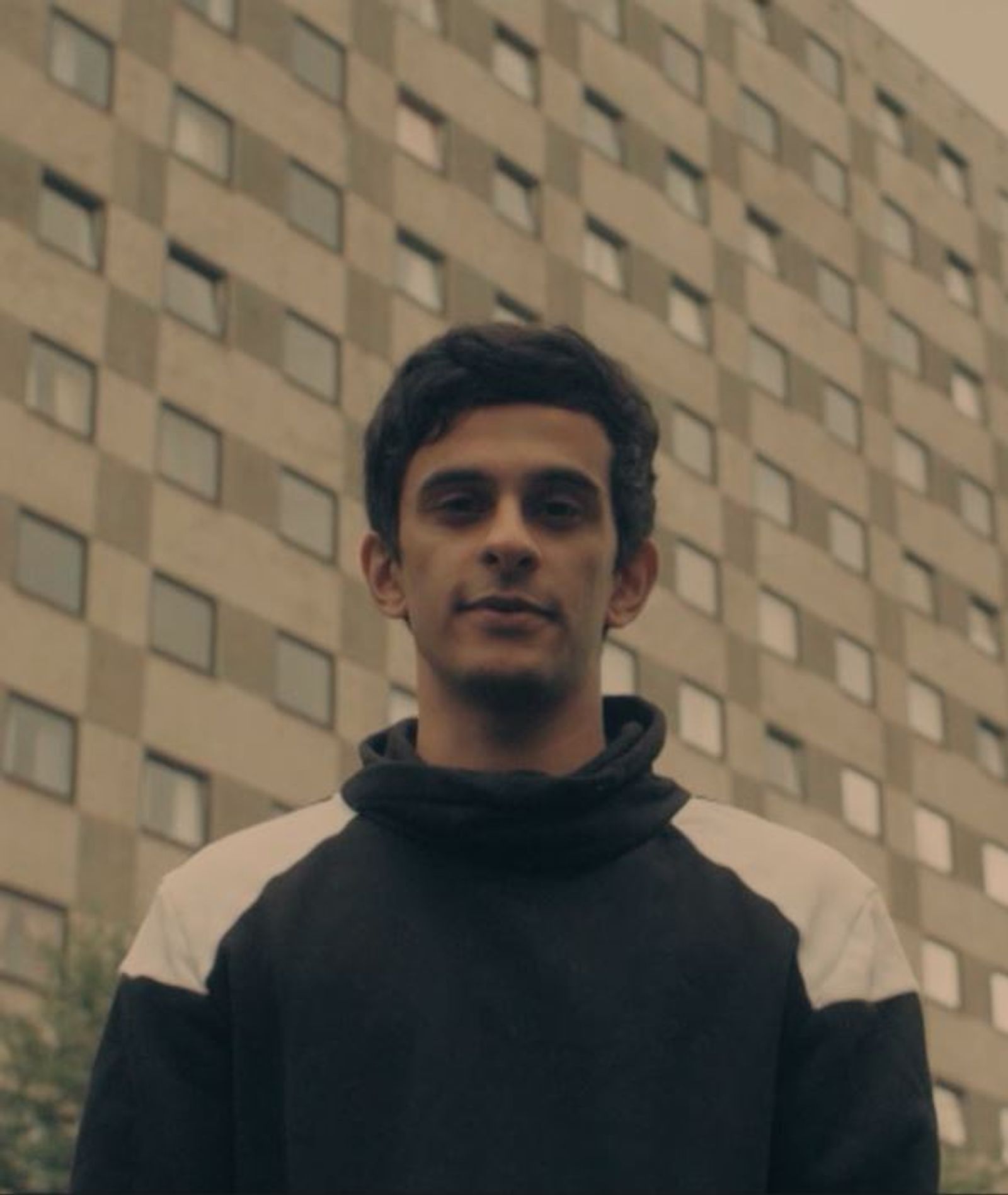 Skjermdump fra kortfilmen hvor en ung mann ser inn i kamera