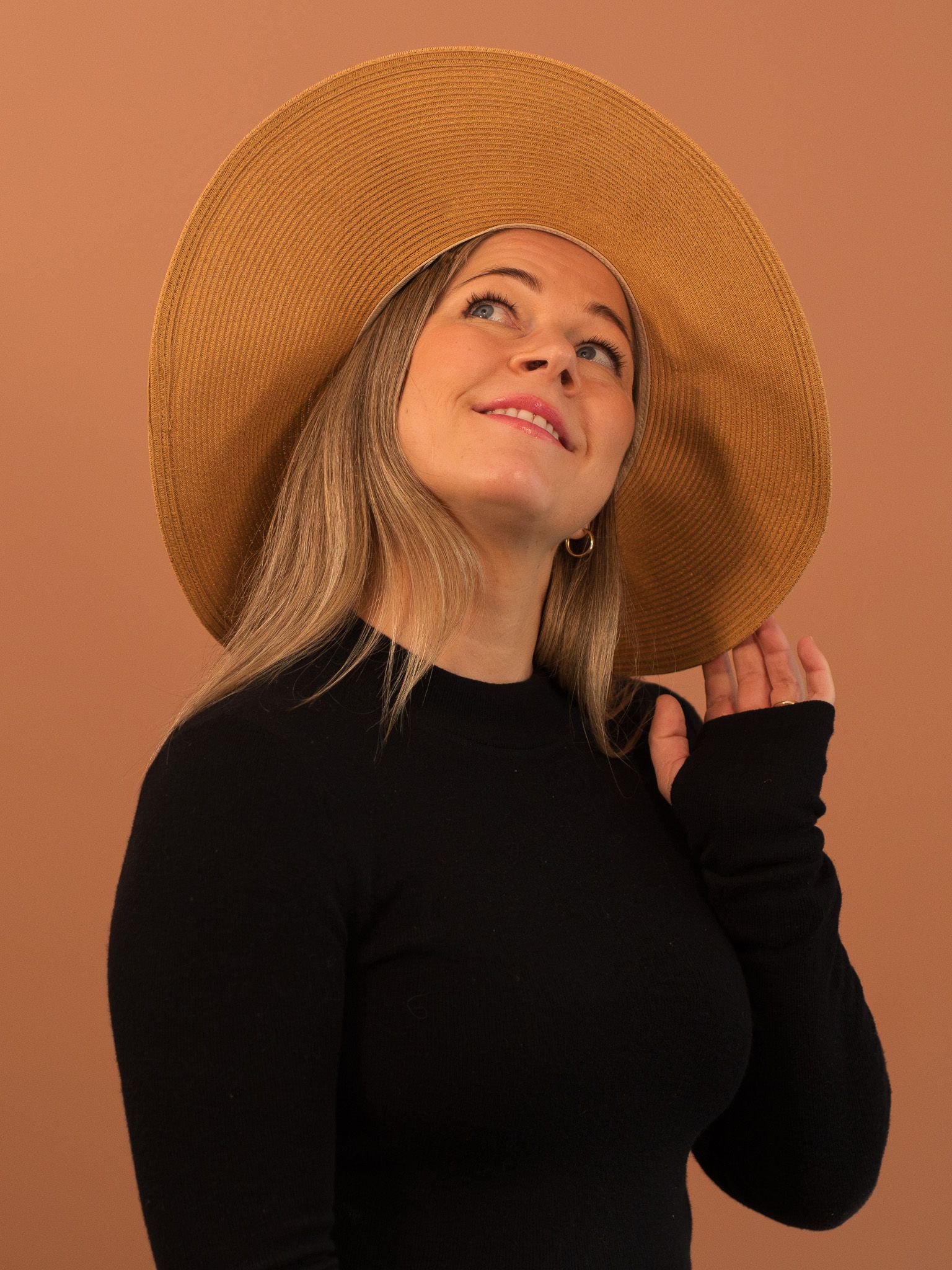 Uformelt bilde av Line hvor hun har på seg en solhatt