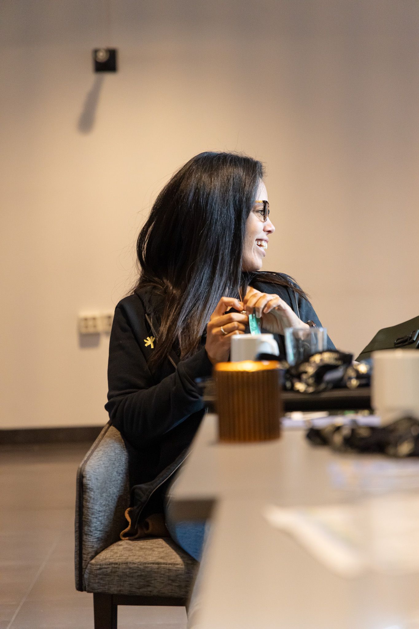 Kvinne som ser til siden og ler.